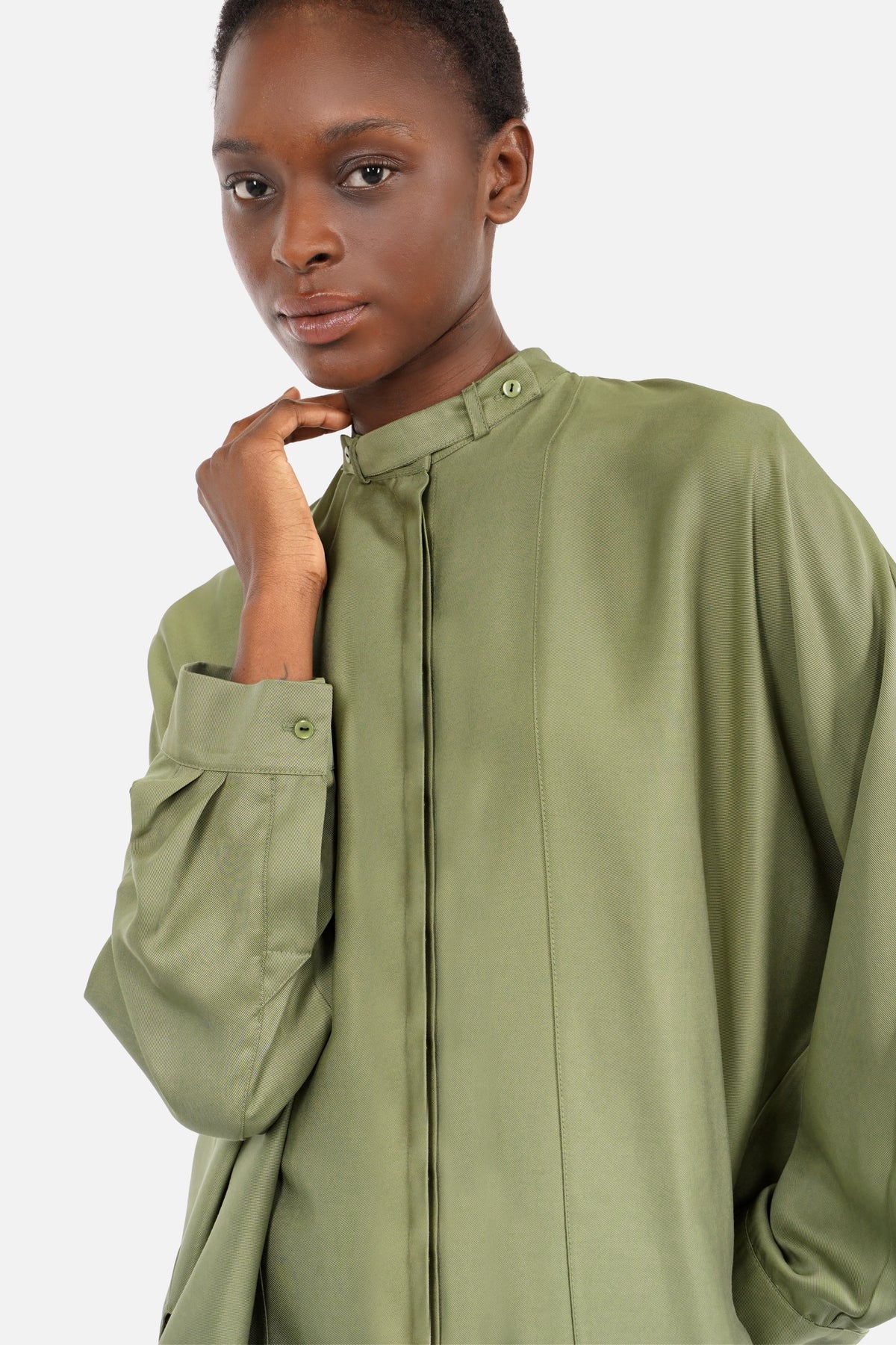 Oversize-Bluse aus Lyocell mit schmalem Stehkragen und verdeckter Knopfleiste in fließender Lyocell-Mischqualität