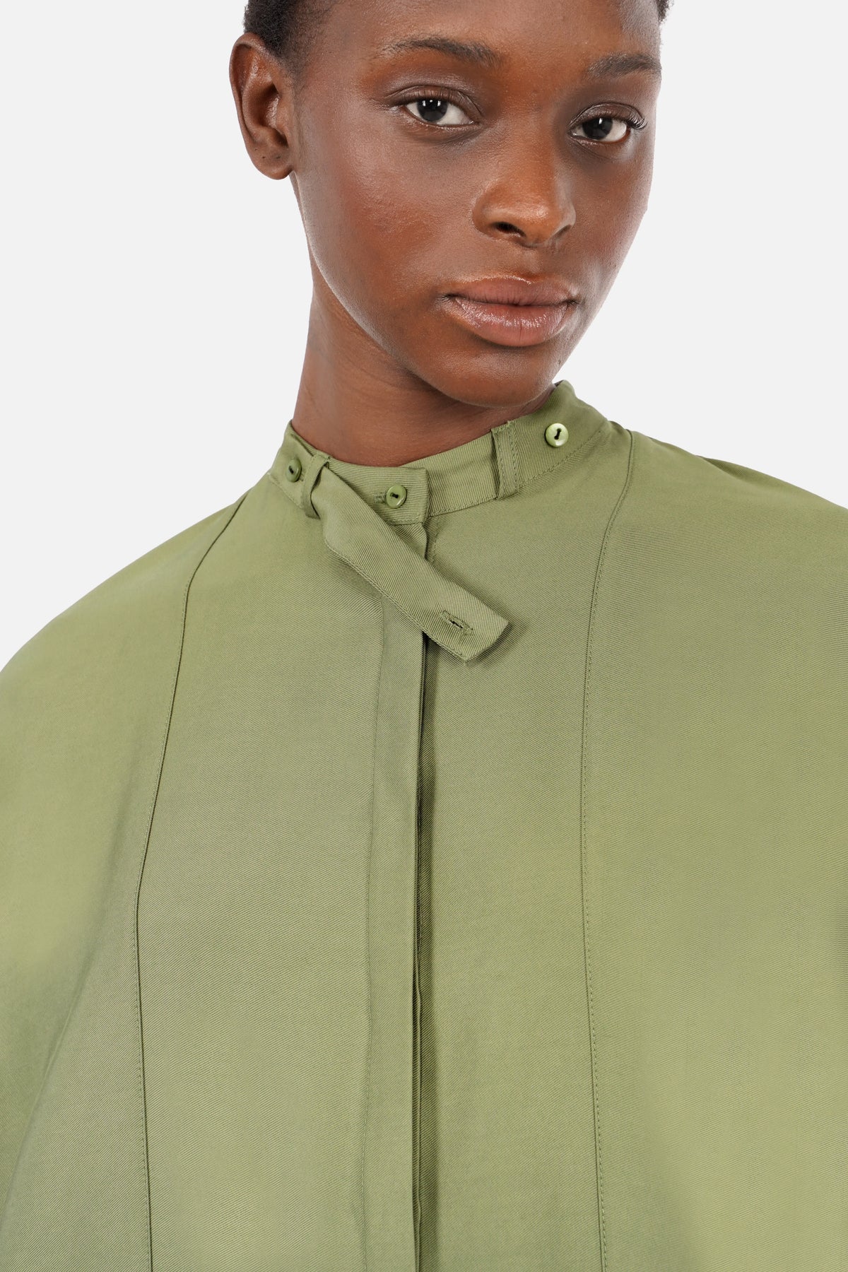 Oversize-Bluse aus Lyocell mit Stehkragen, verdeckter Knopfleiste und weit geschnittenen Ärmeln