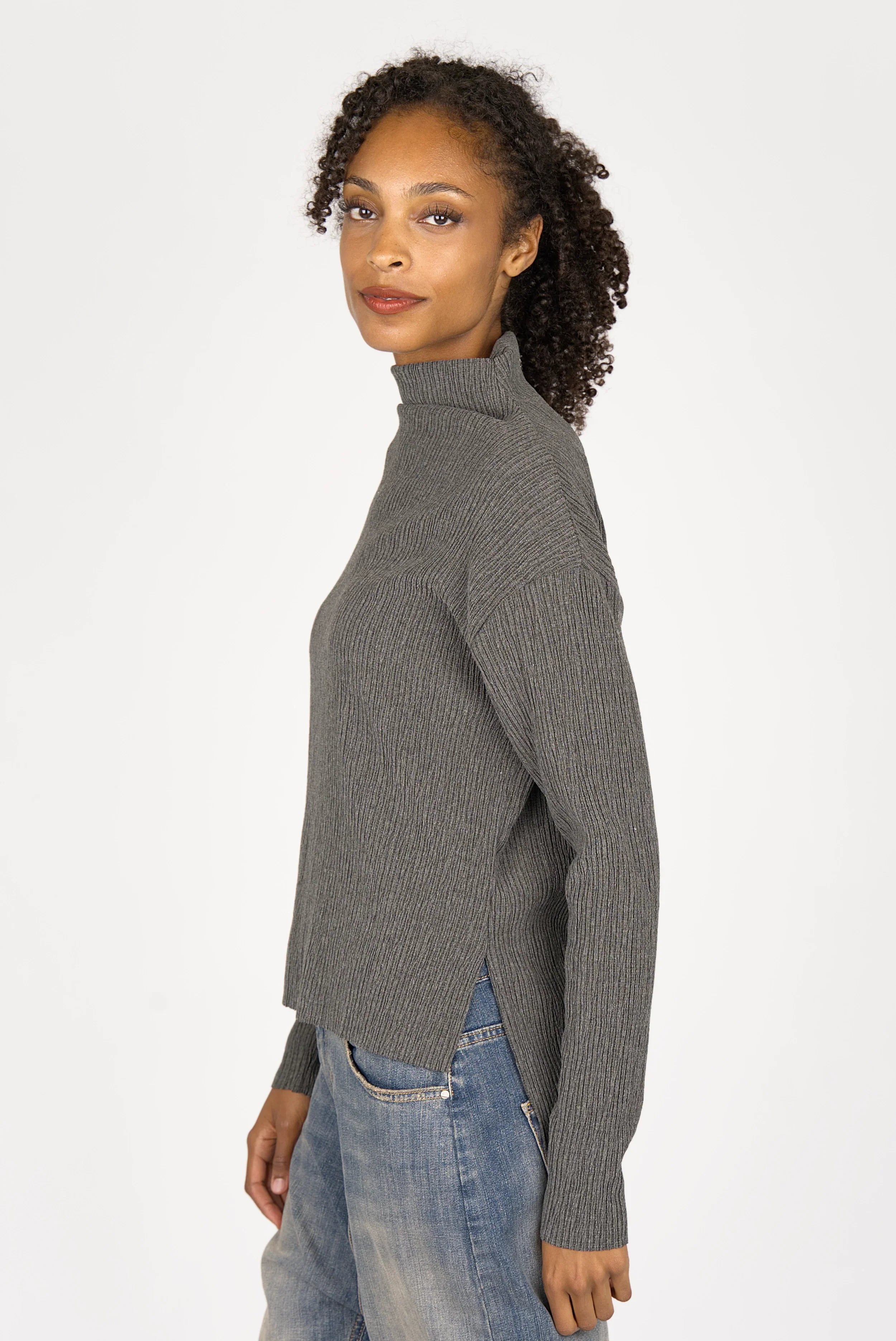 NORELI Longsleeve grauer Mock Neck Pullover aus plissiertem Kreppjersey mit seitlichen Schlitzen und überschnittenen Schultern