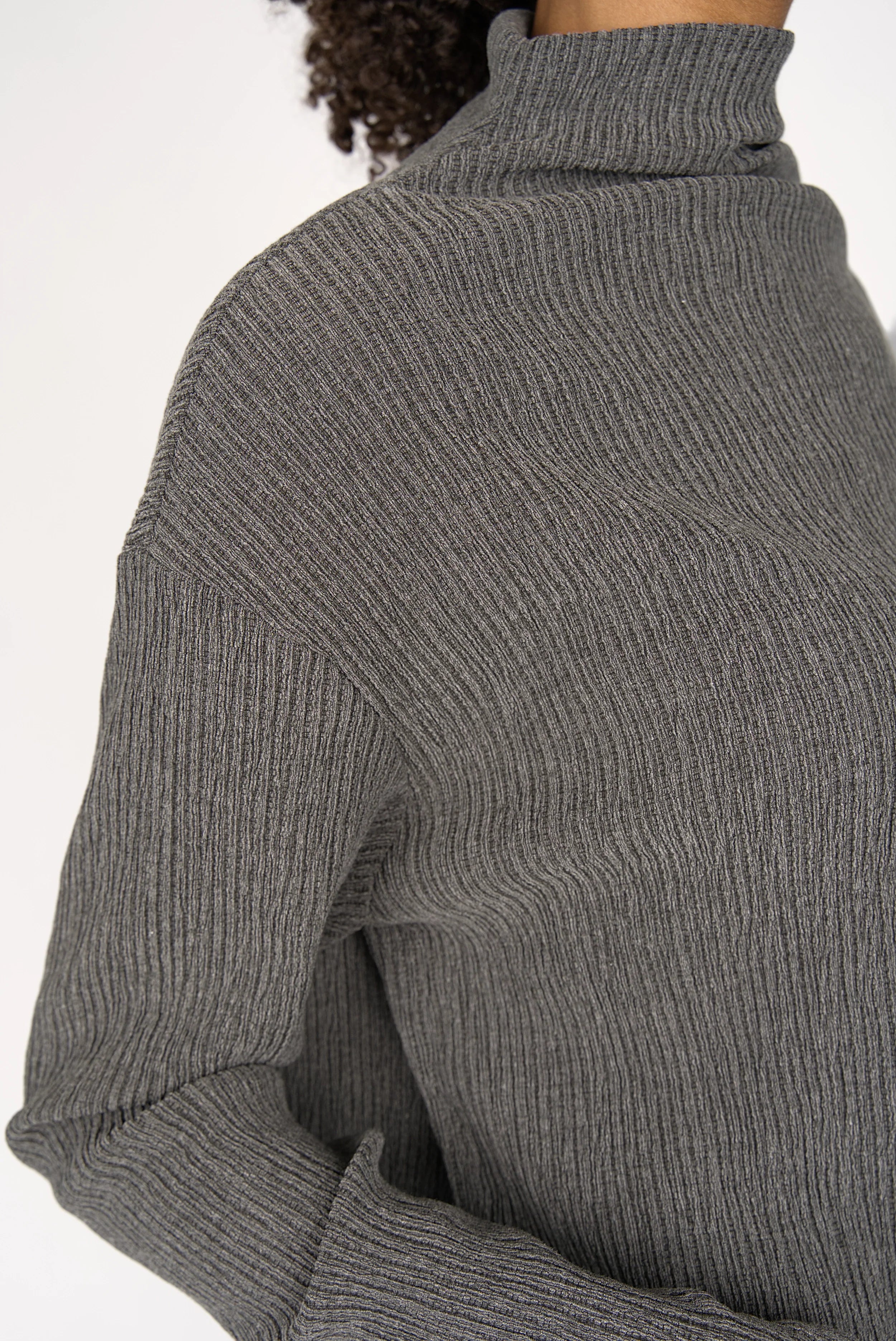 NORELI Longsleeve grey plissierted crepe jersey with mock neck and dropped shoulders