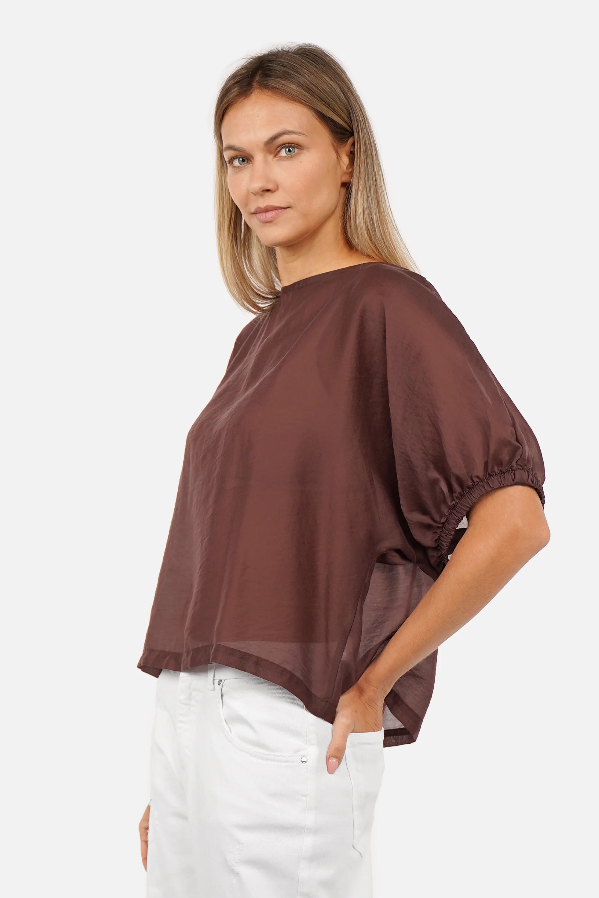NOSHI Kurzarm Bluse im Leo-Print mit U-Boot Ausschnitt und Fledermausärmeln aus fließendem, seidig-weichem Material