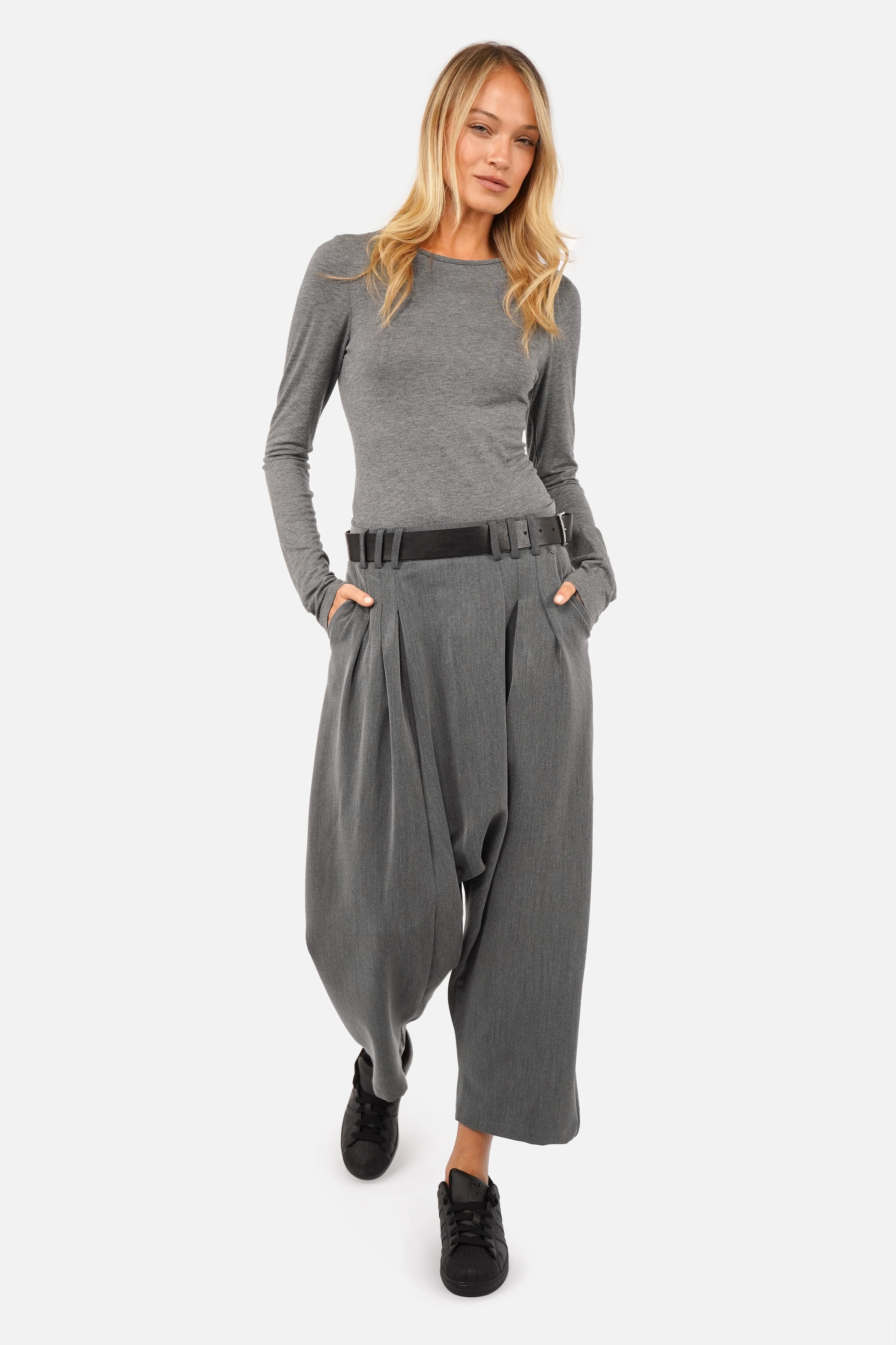NURY Avantgarde Hose mit tiefem Schritt und breitem Bund in weicher Melange-Optik, weit geschnittenes Bein, seitliche Eingrifftaschen, Relaxed Fit, verkürzte Länge