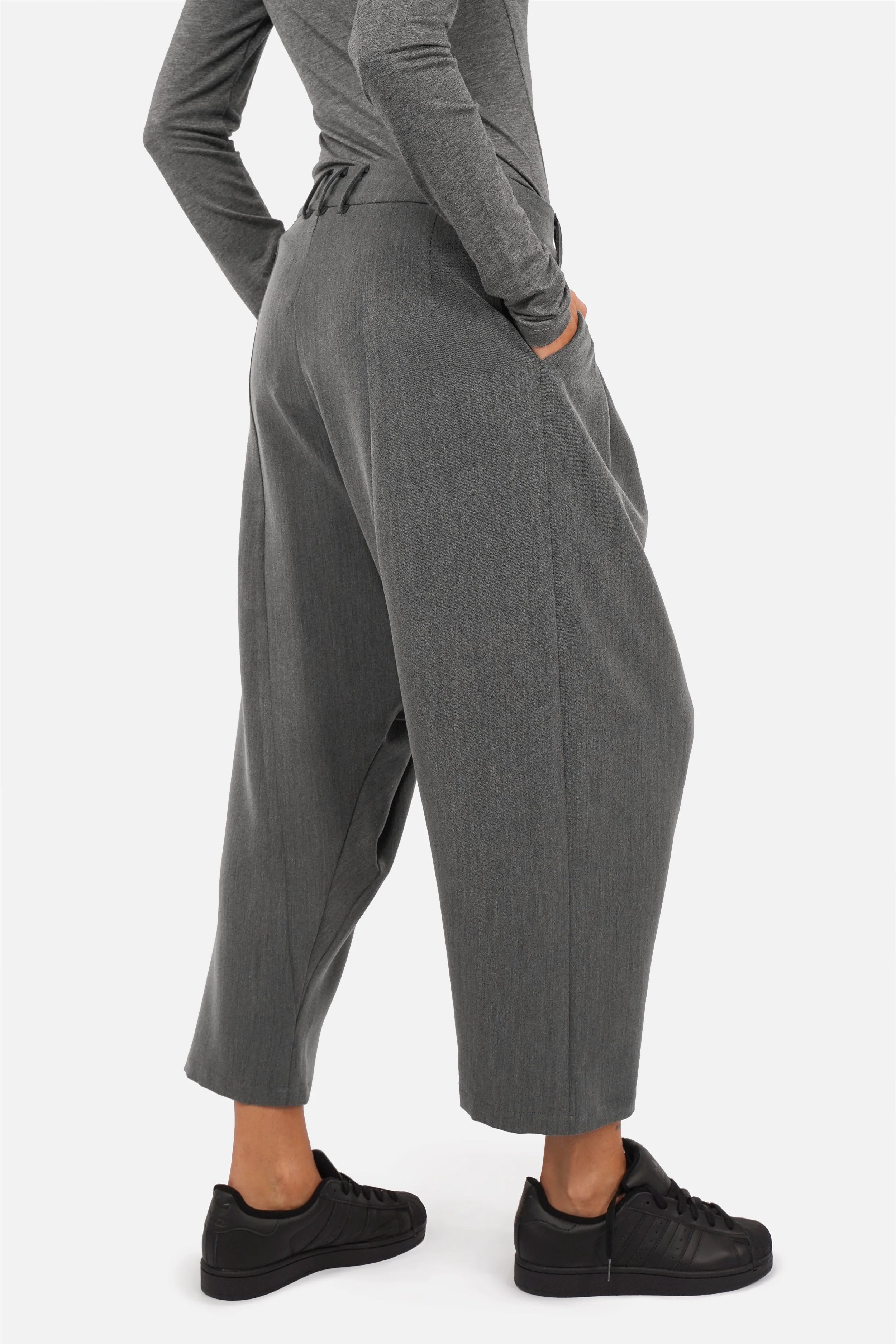 NURY Avantgarde Hose mit tiefem Schritt und breitem Bund in Melange-Optik, seitlichem Knopfverschluss und schmal zulaufendem Bein