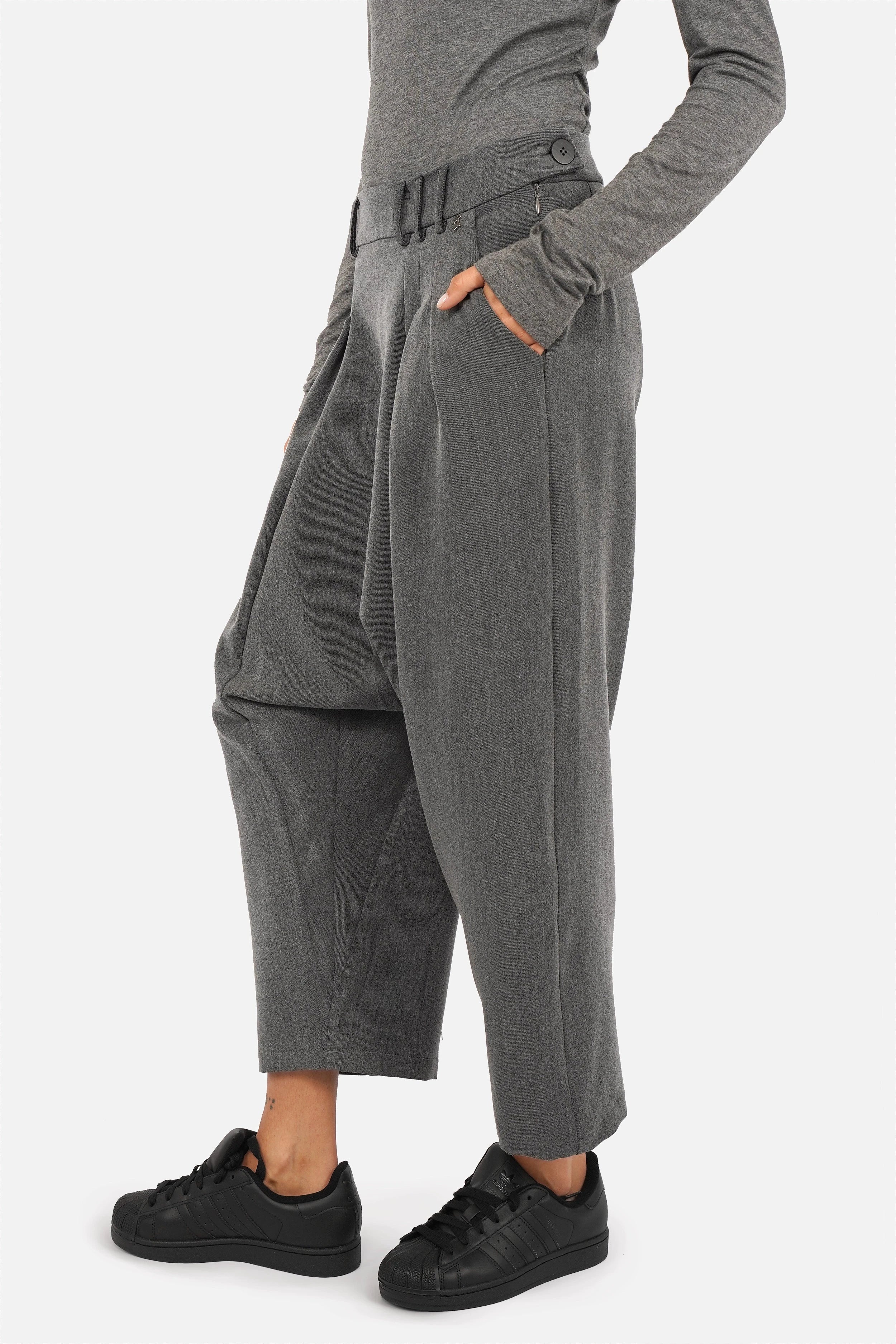 NURY Avantgarde Hose mit tiefem Schritt, breitem Bund, seitlichem Knopfverschluss und schmal zulaufendem Bein in weicher Melange-Optik