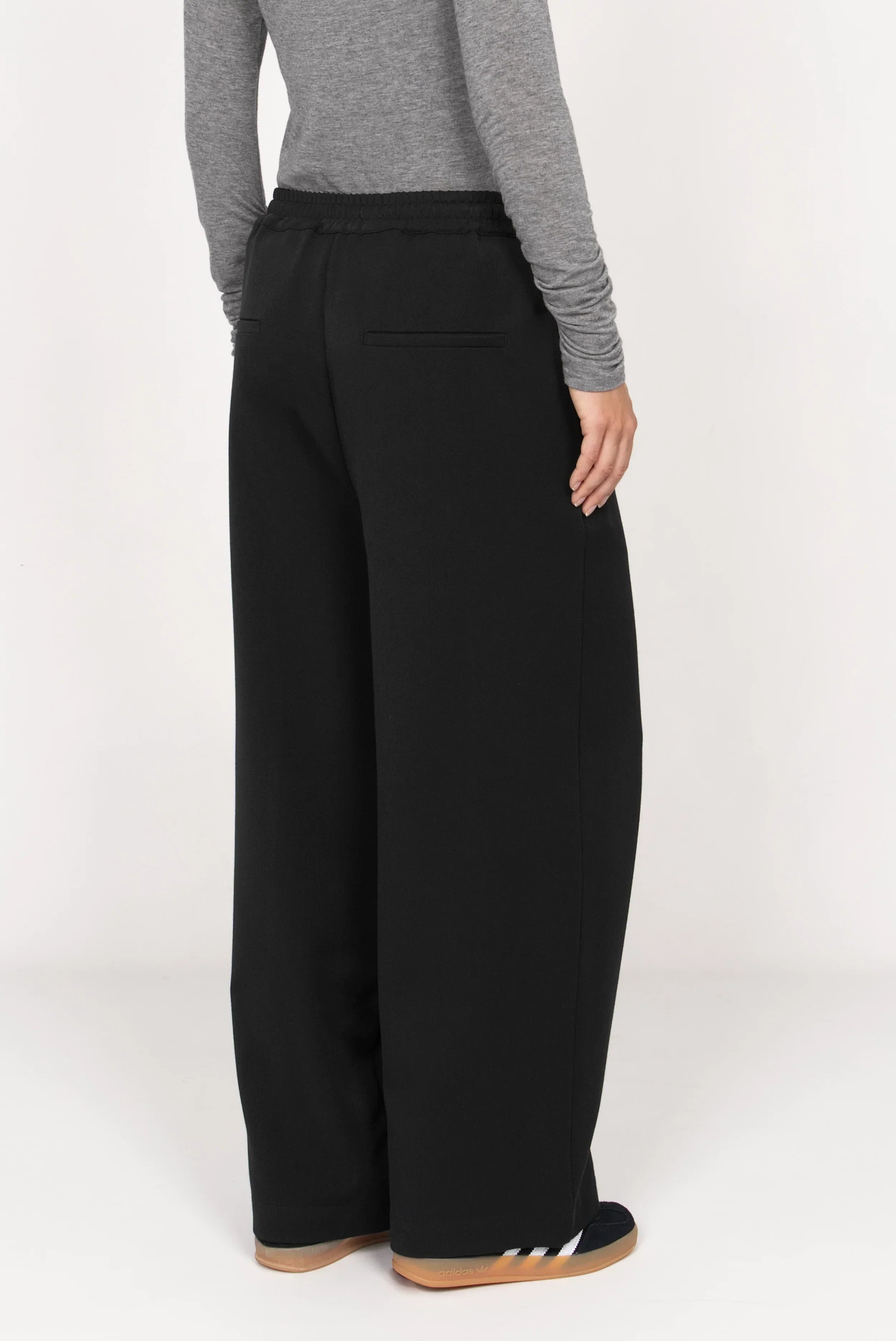 Schwarze ONAH Wide-Leg Hose mit elastischem Bund, seitlichen Eingriffstaschen und weitem Bein in Relaxed Fit.