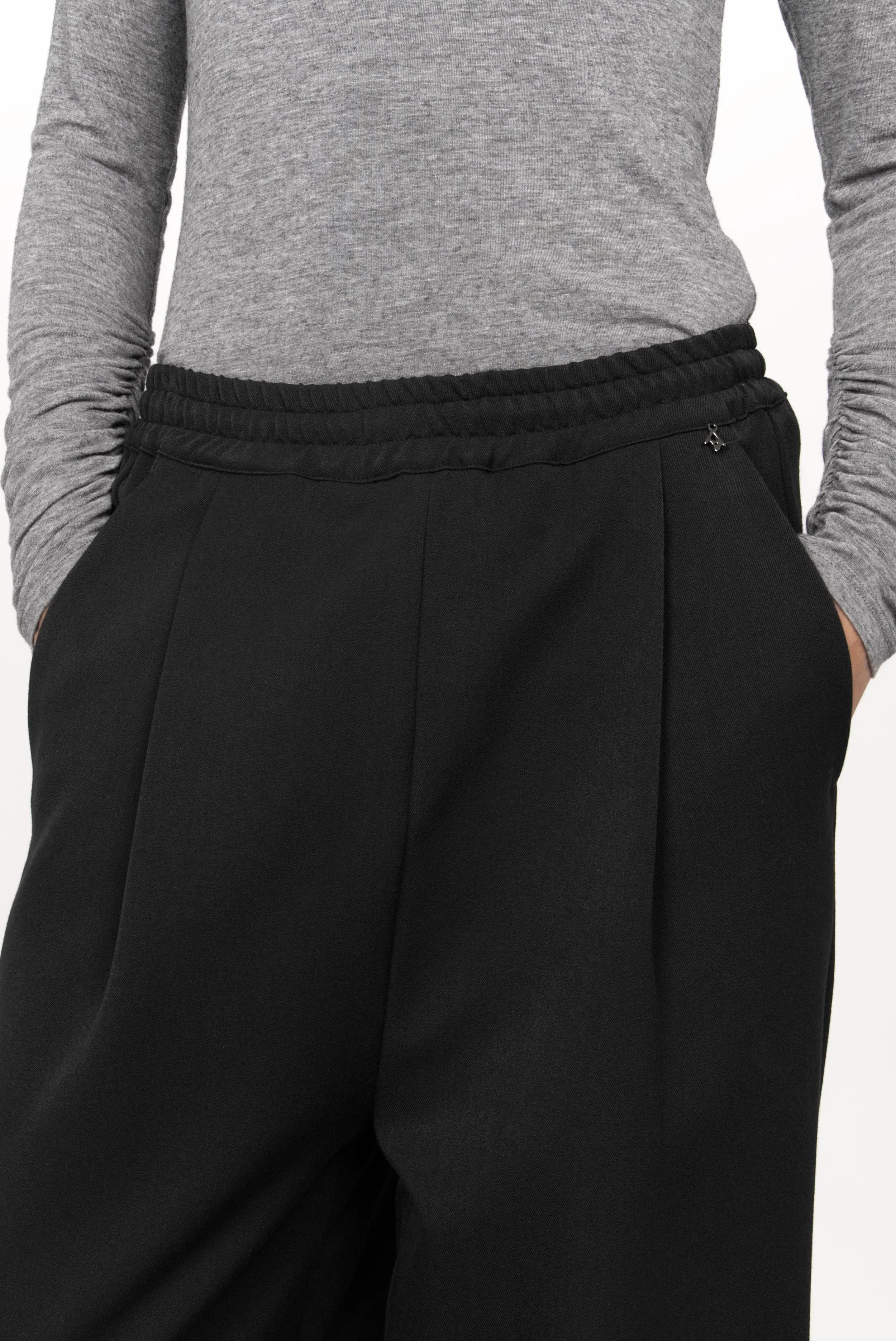 Schwarze ONA Wide-Leg Hose mit elastischem Bund und seitlichen Eingriffstaschen, komfortabel und lässig im Relaxed Fit.