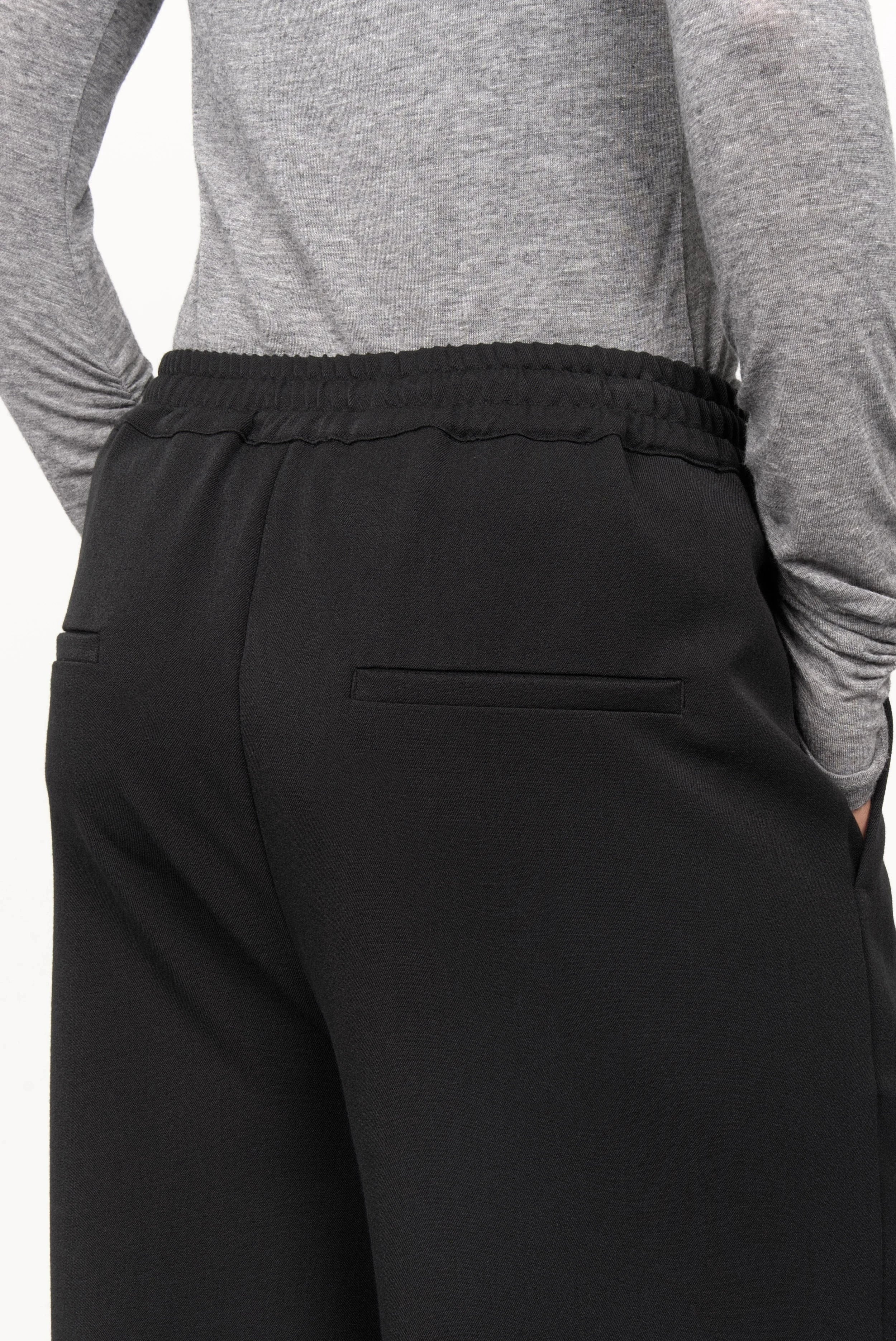 Schwarze ONAH Wide-Leg Hose mit elastischem Bund und Leistentaschen am Gesäß, lässiger Relaxed Fit.