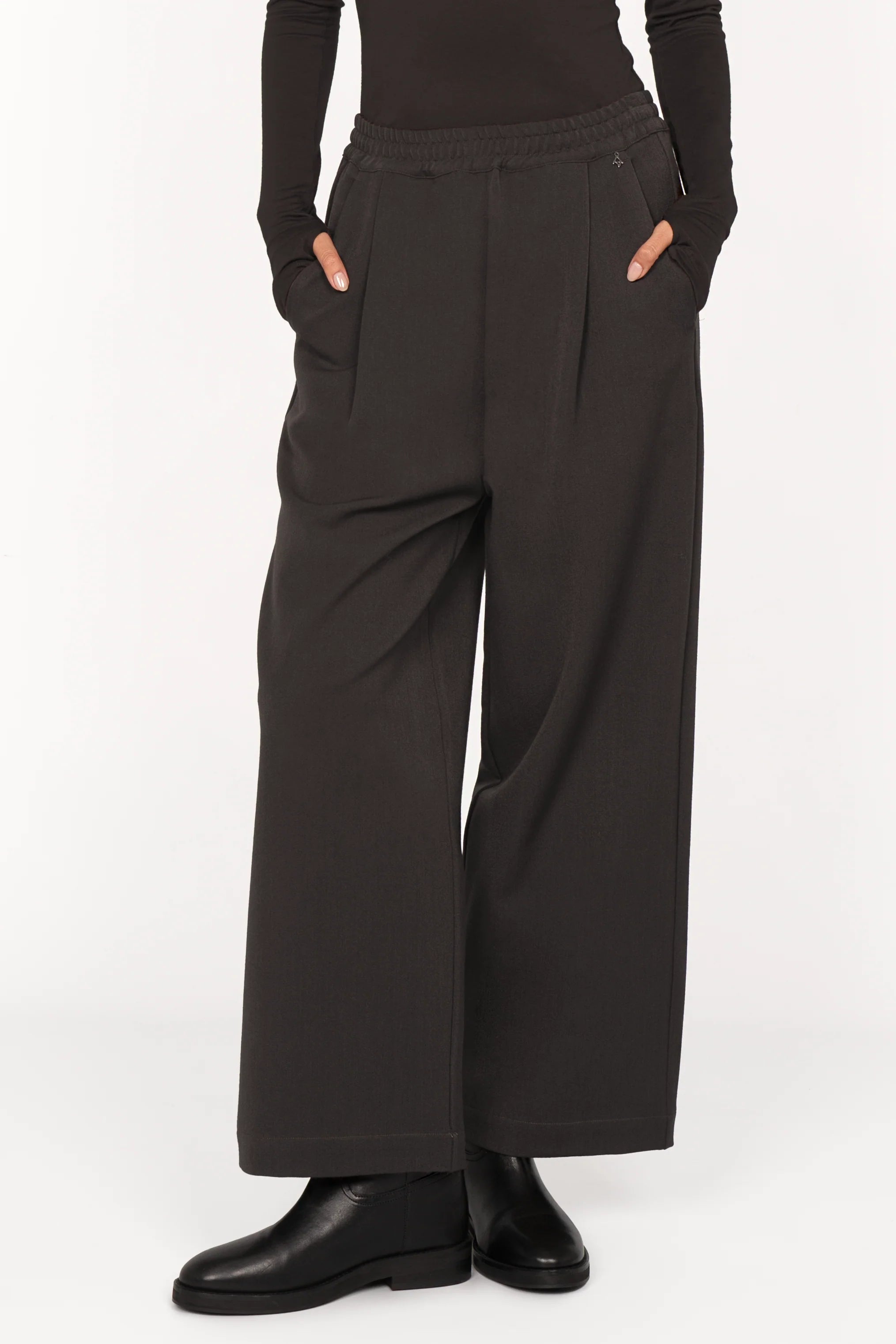 ONAH Wide-Leg Hose black relaxed fit with elastic waistband and side pockets