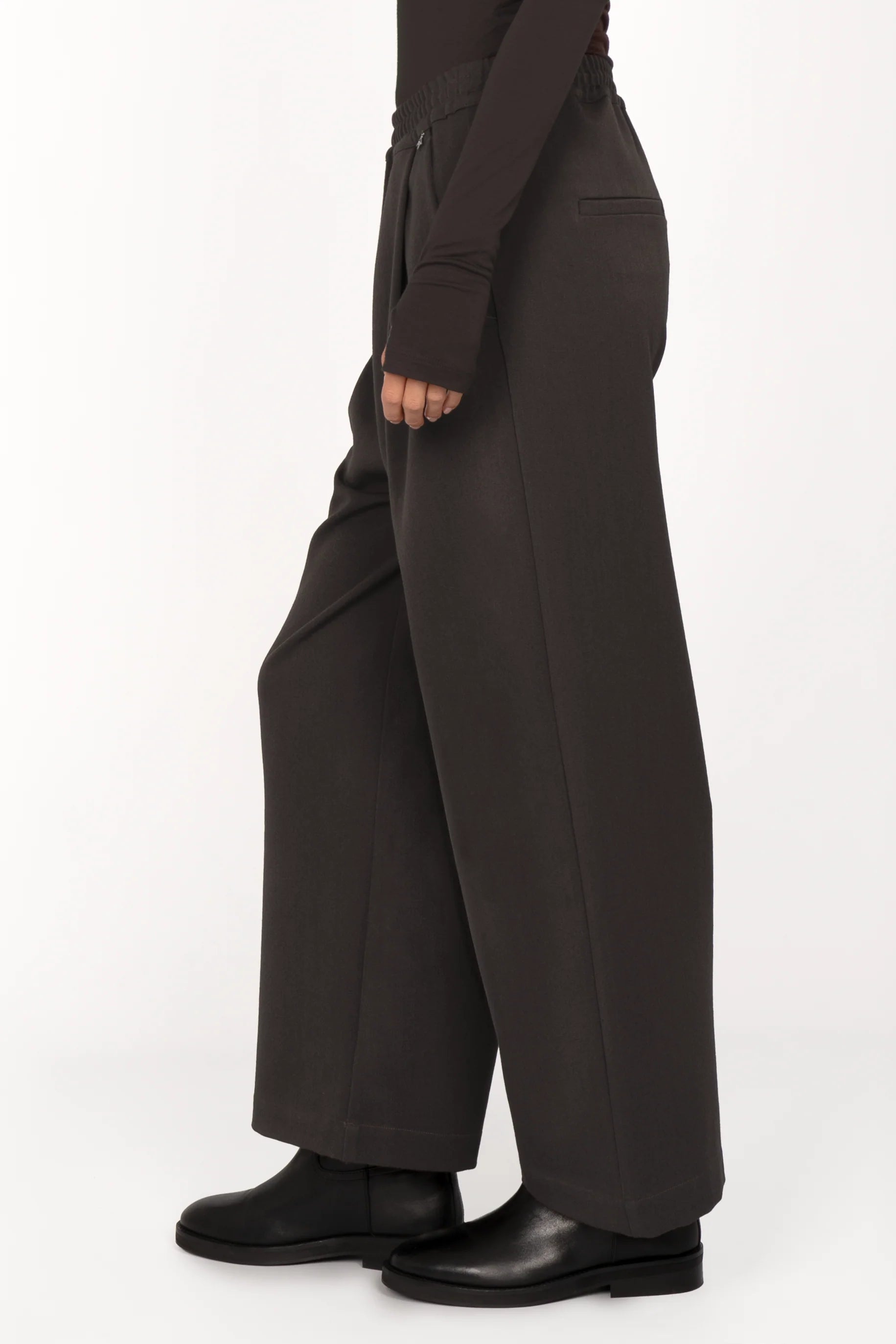 ONAH Wide-Leg Hose in dark fabric with elastic waistband and relaxed fit shown with black boots