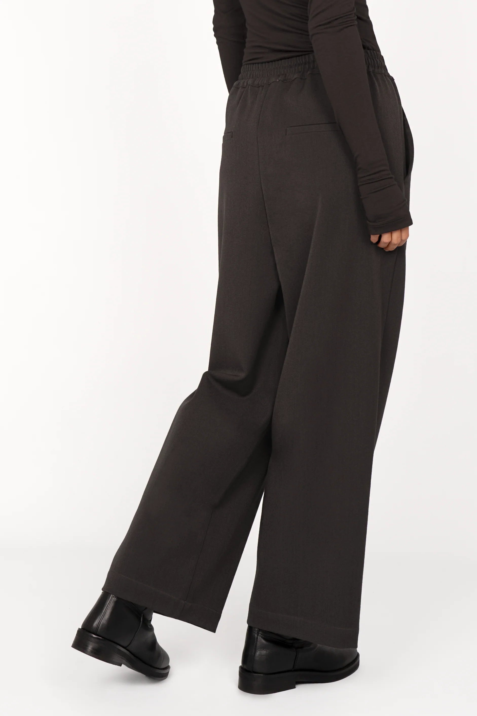 ONAH Wide-Leg Hose comfortable relaxed fit pants with elastic waistband and side pockets in black