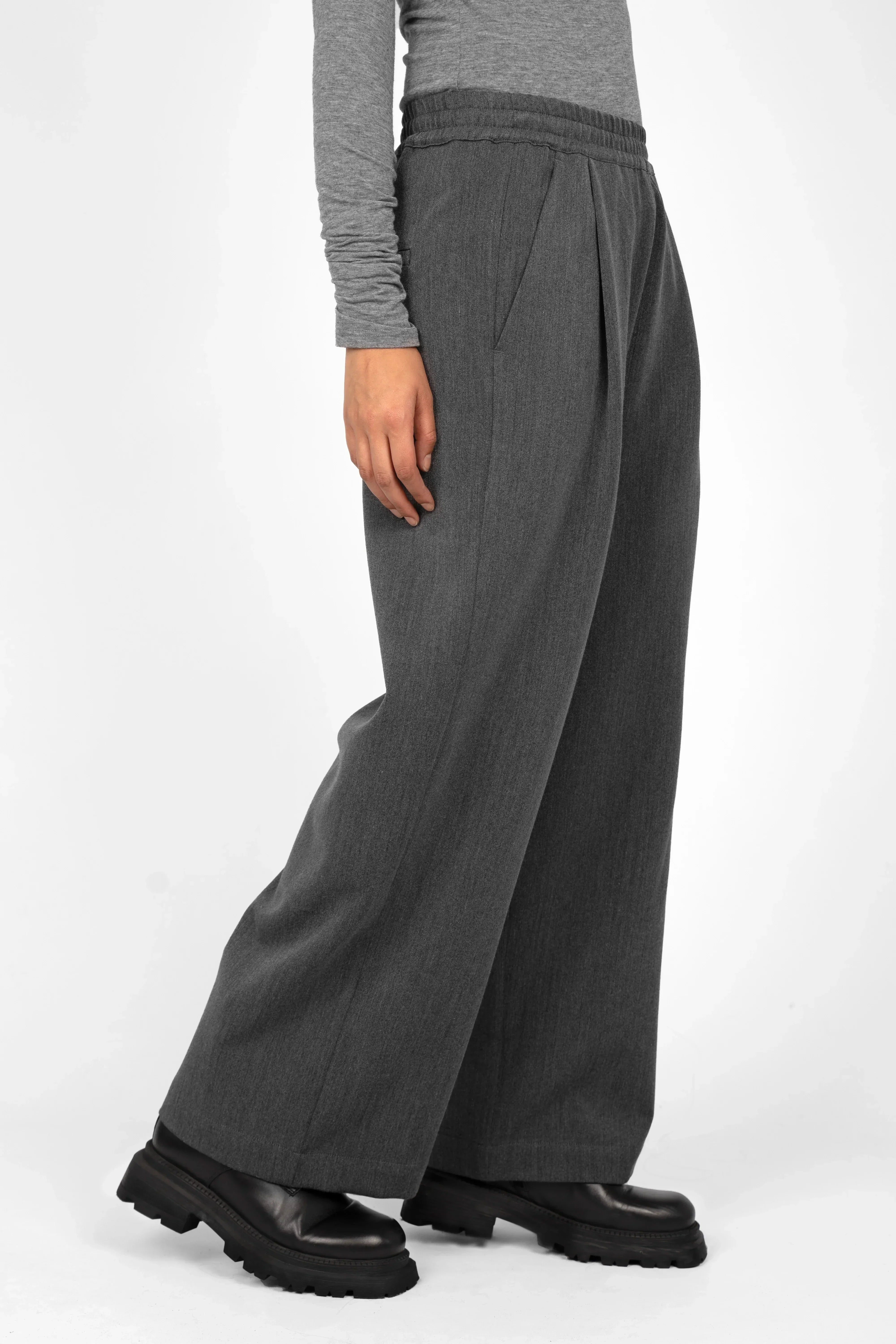 ONAH Wide-Leg Hose in dark gray with elastic waistband and relaxed fit, styled with a gray top and black shoes.