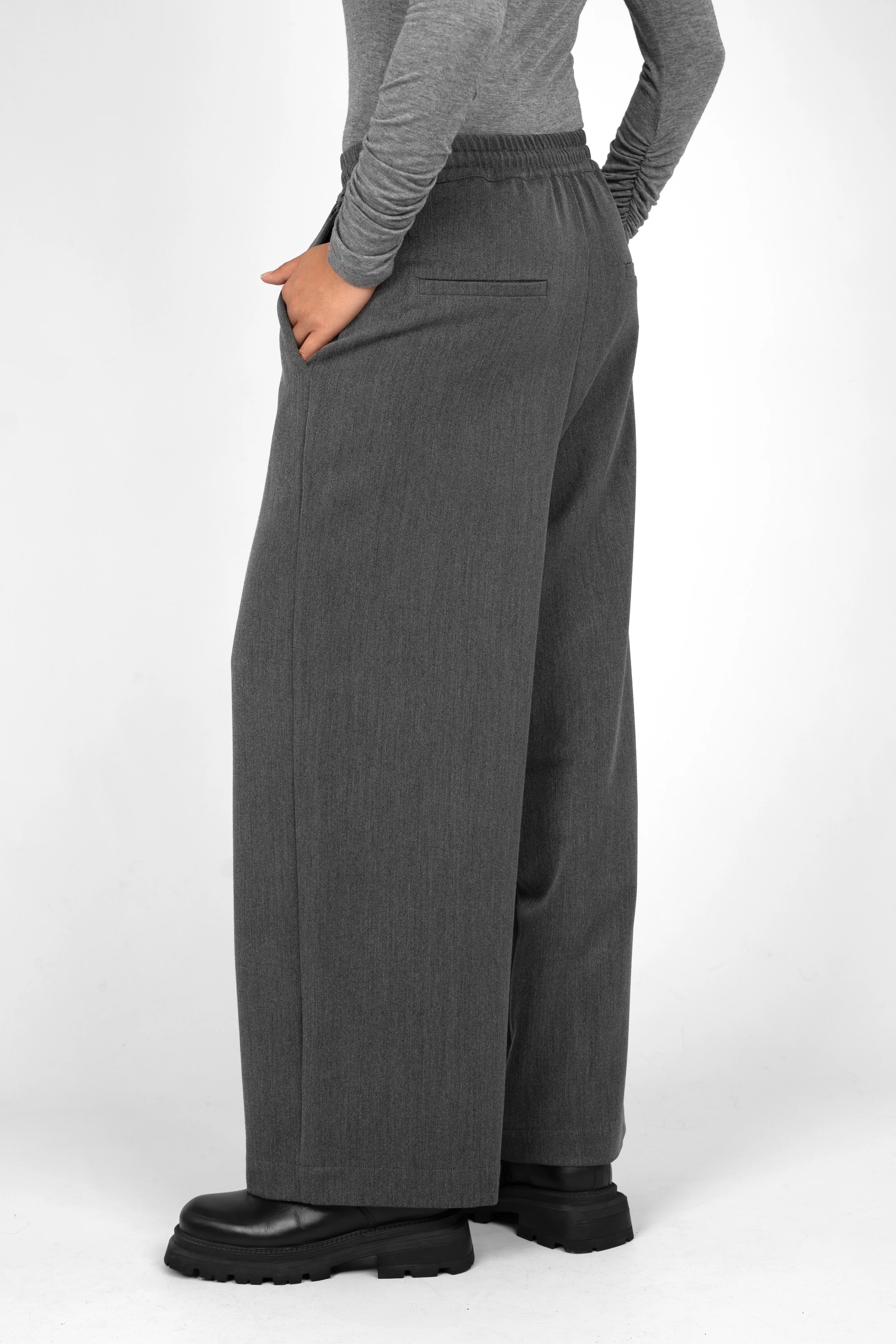 ONAH Wide-Leg Hose in dark gray with elastic waistband and relaxed fit