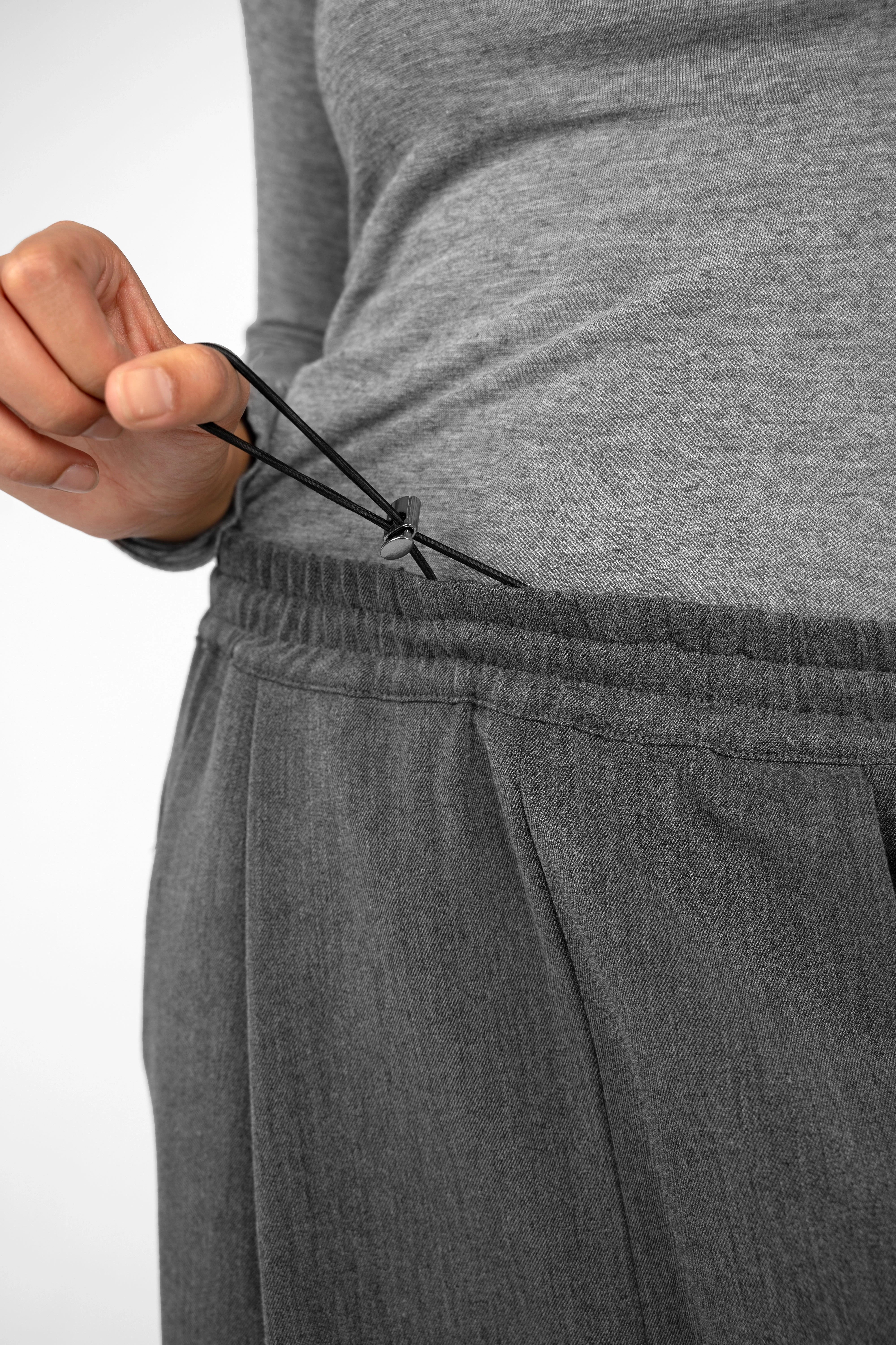 Close-up of elastic waistband with stopper detail on grey ONAH Wide-Leg Hose