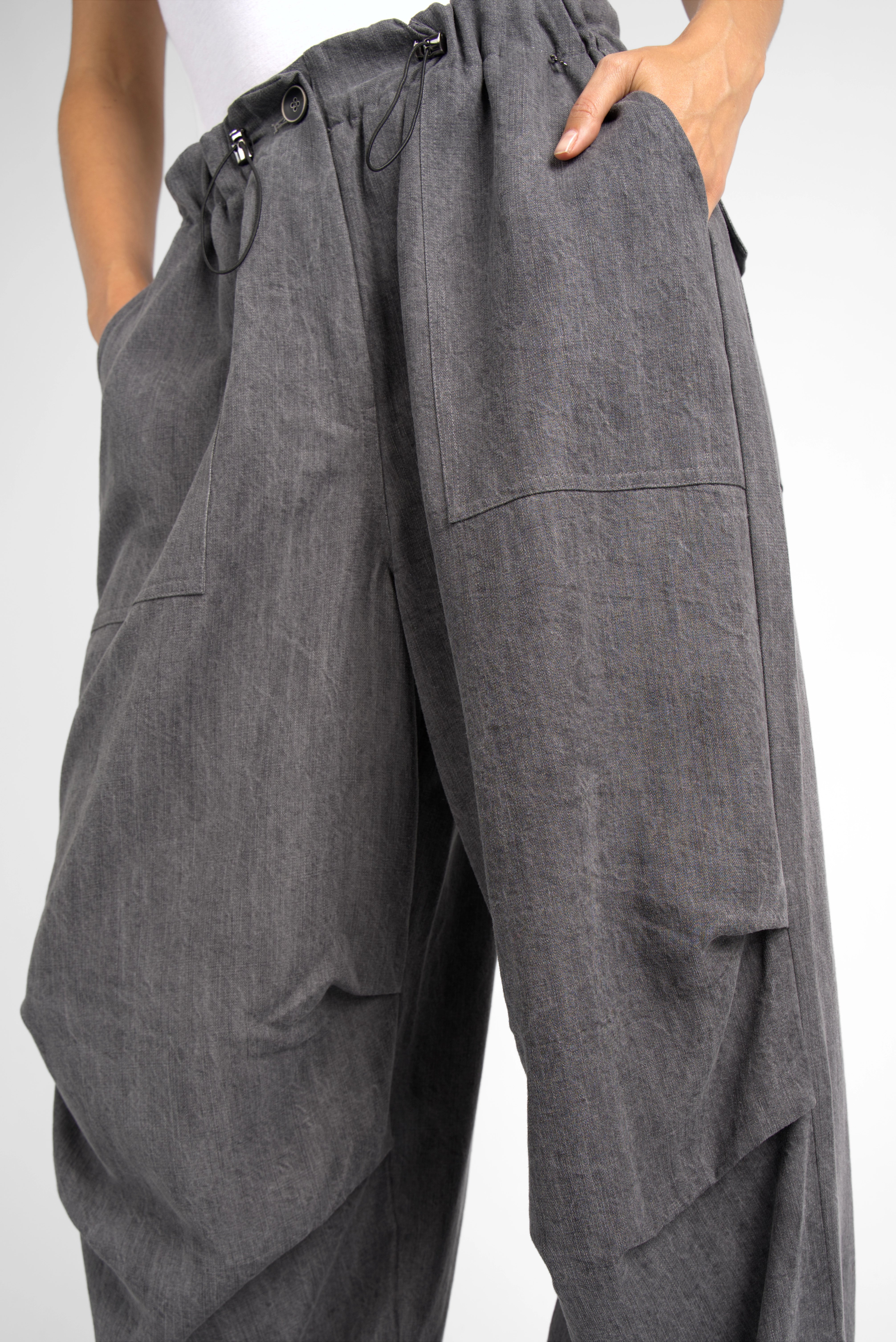 ONIDA Baggy-Cargohose in grey with elastic waistband, large side and buttoned back pockets, made from soft 100% Lyocell fabric