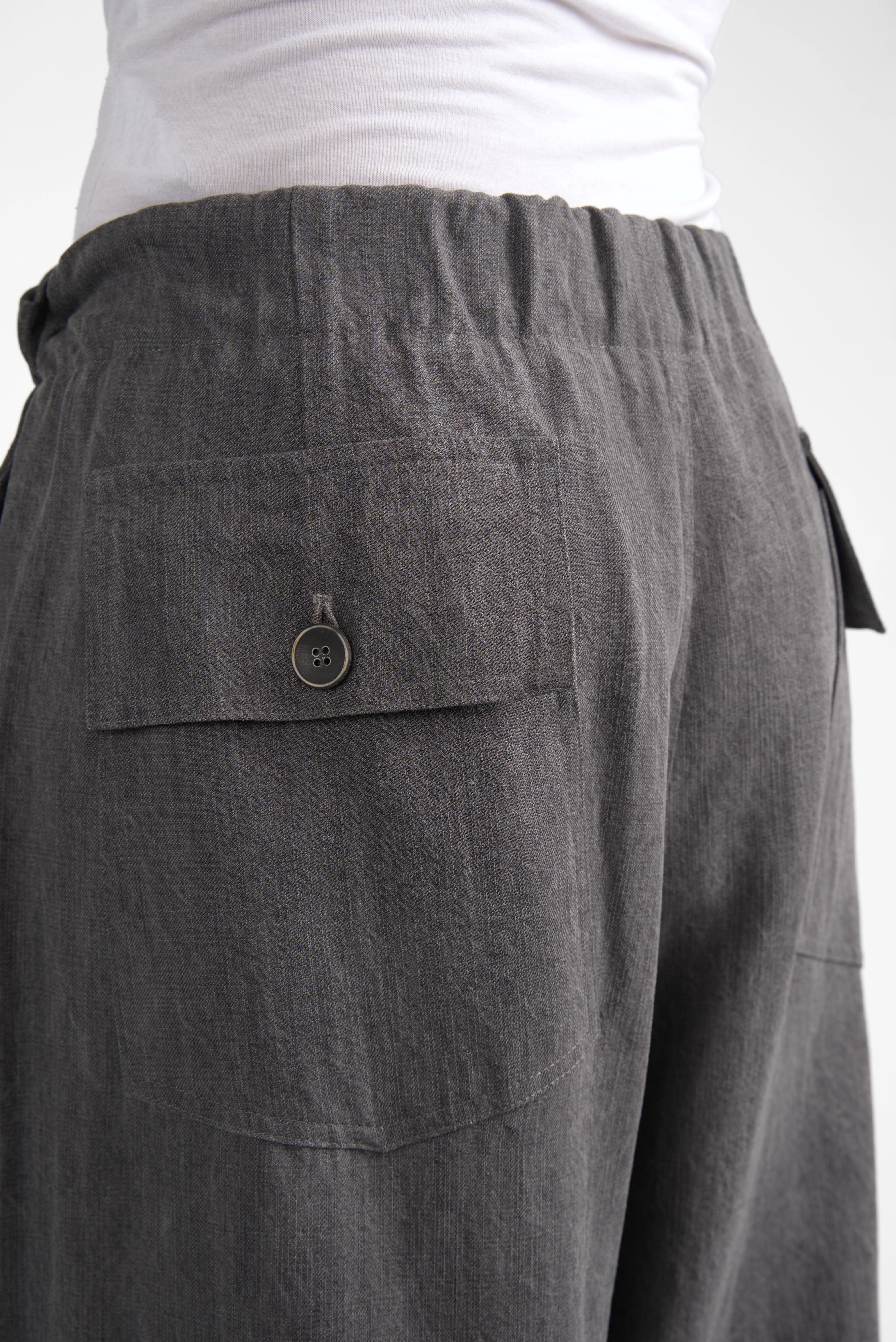 Close-up of dark grey ONIDA Baggy-Cargohose showing elastic waistband and buttoned back pocket