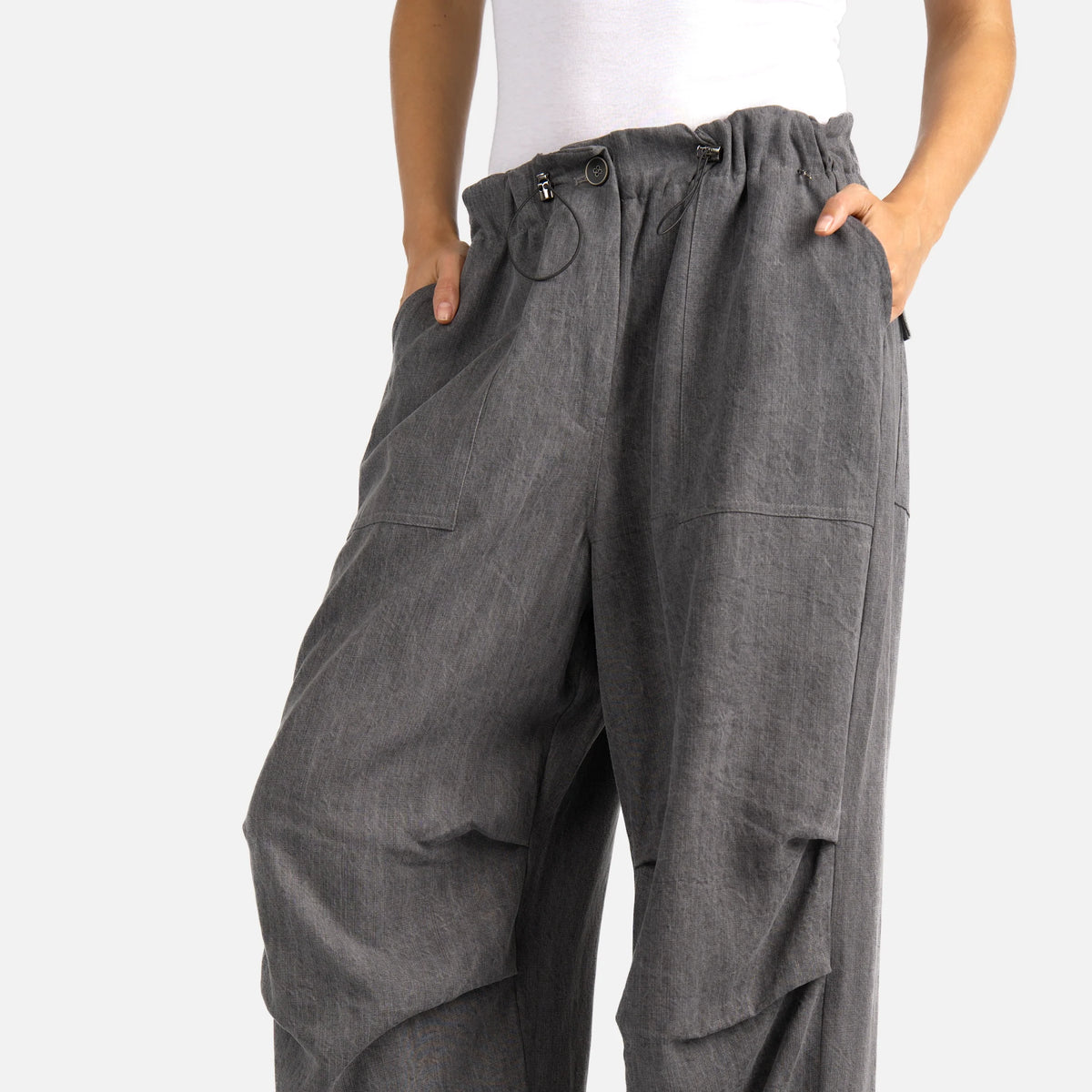 Damen Parachute-Cargohose aus weich fließendem 100% Lyocell mit hohem Elastikbund, verstellbaren Kordelzügen und großer Cargo-Taschen in Baggy-Silhouette
