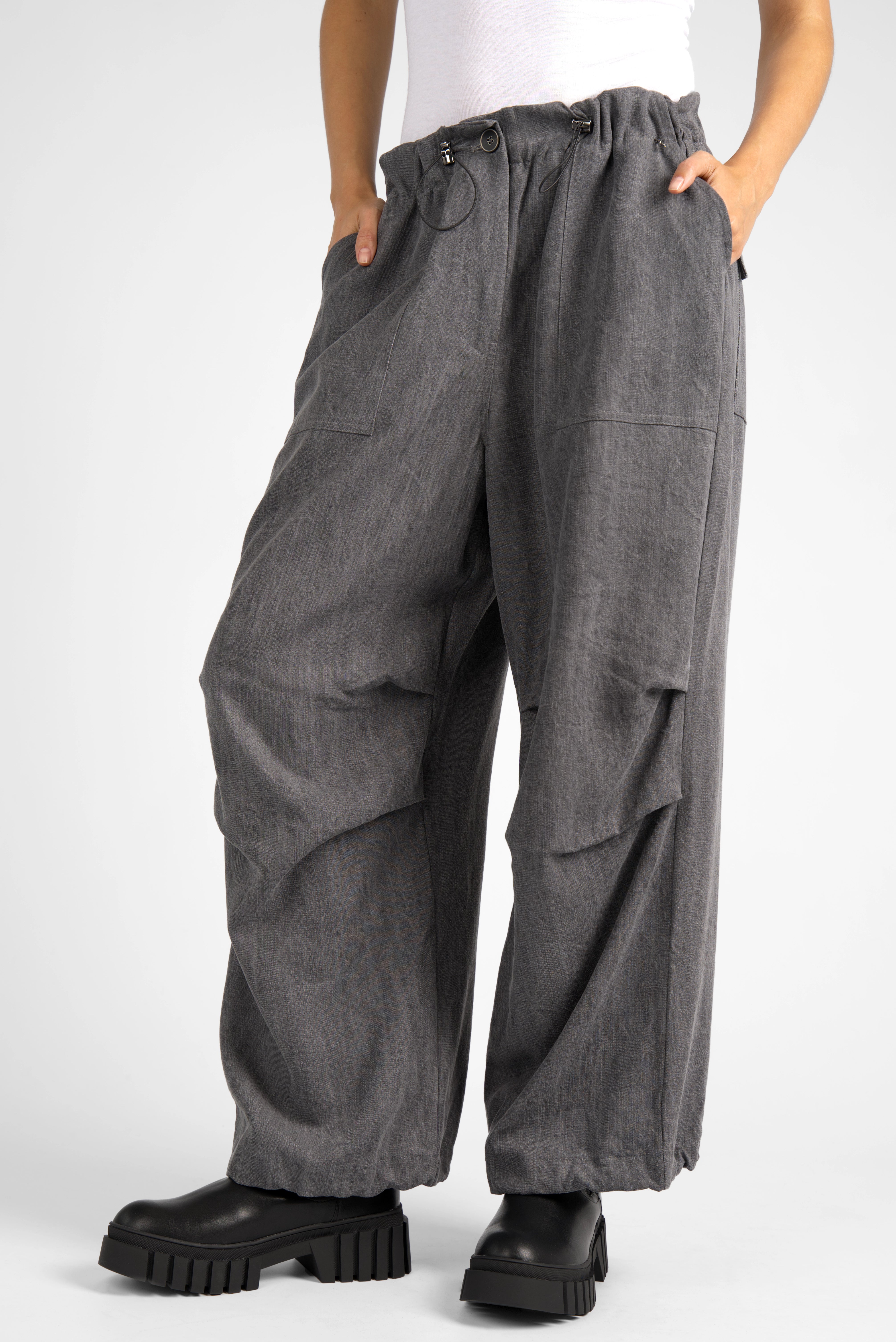Gray ONIDA Baggy-Cargohose with elastic waistband and large side and back pockets, styled with black chunky boots.