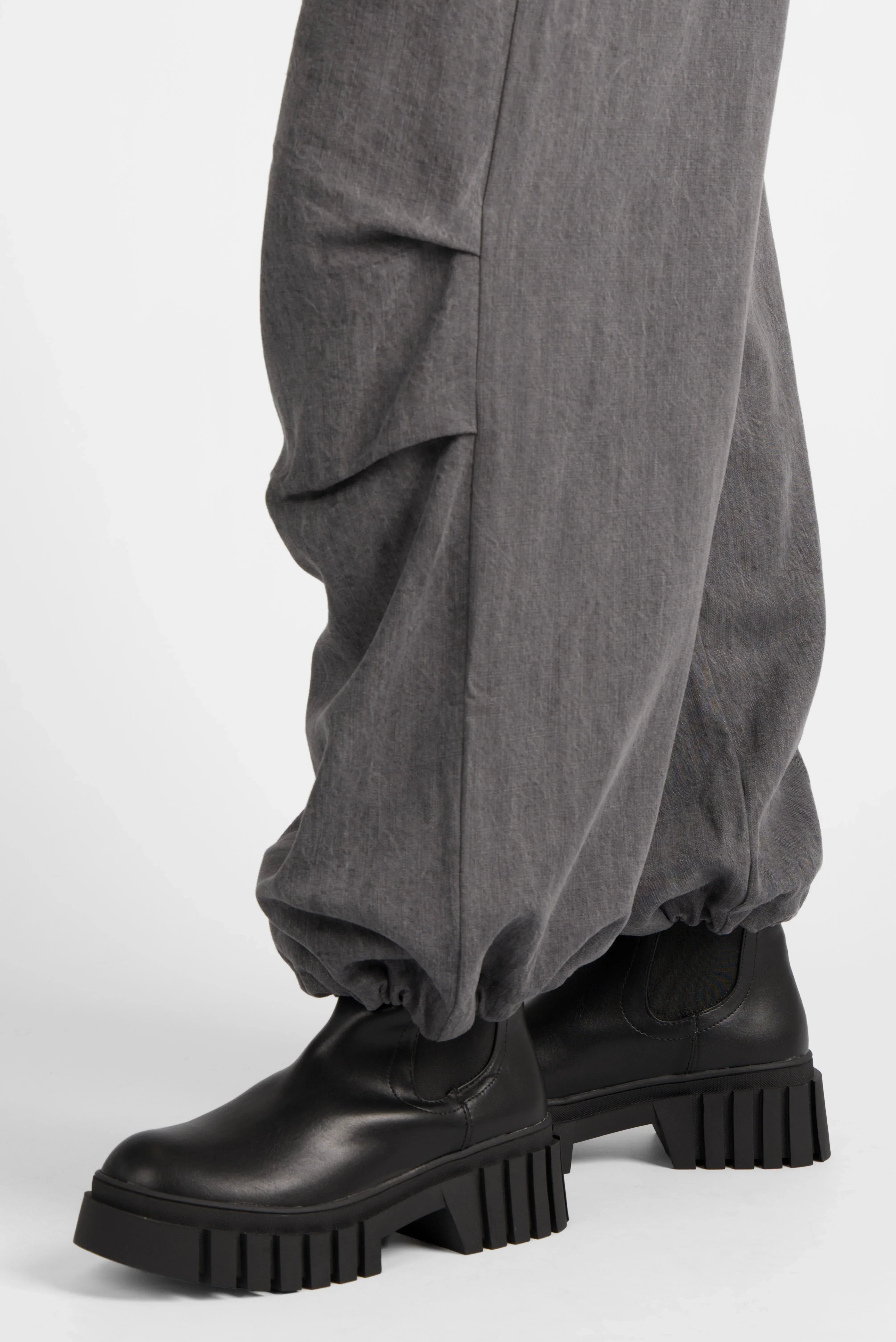 graue Baggy Parachute-Hose aus weichem Lyocell mit elastischem Beinabschluss und urbanen Cargo-Taschen