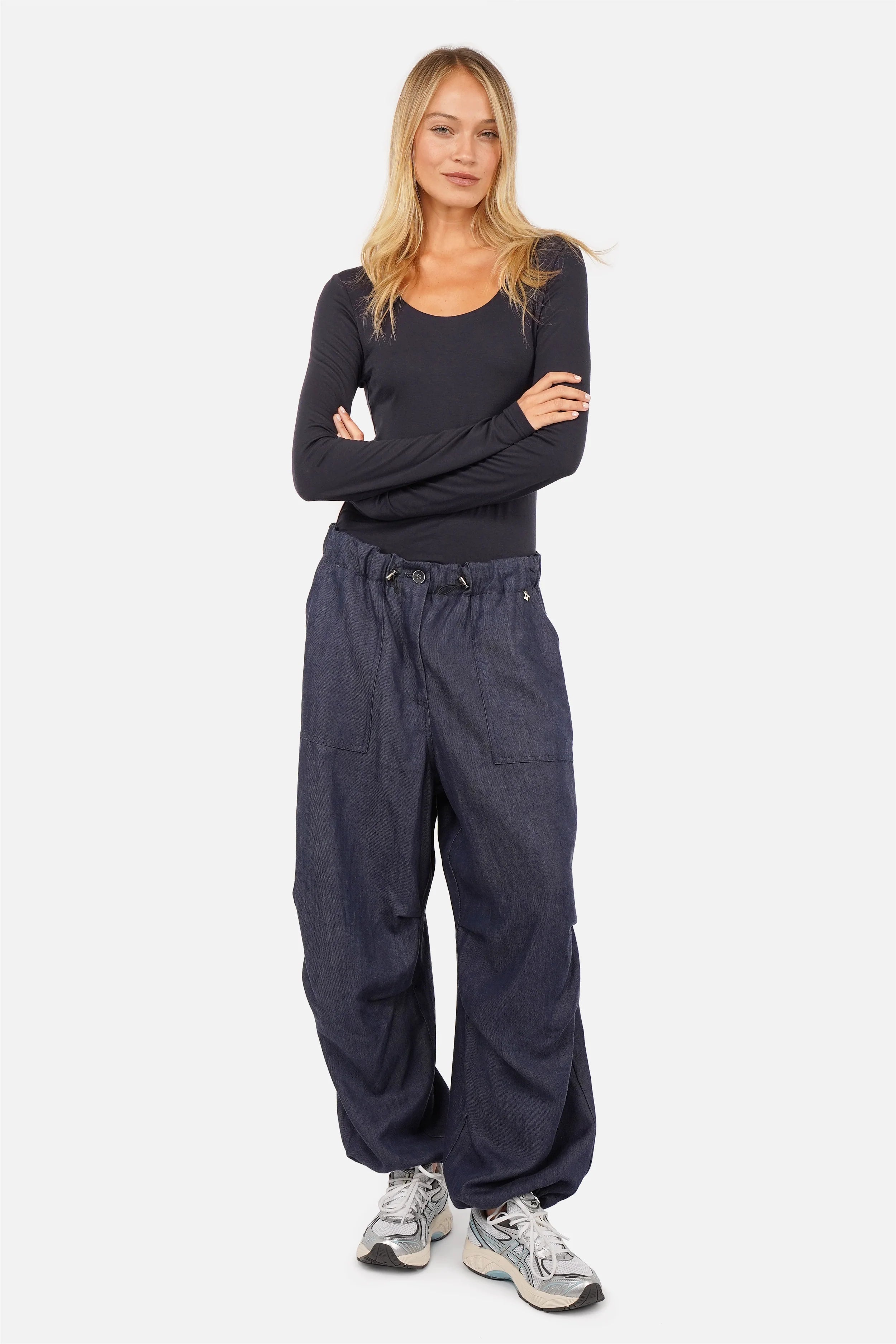 ONIDA Parachute-Cargohose aus weichem Lyocell mit hohem Elastikbund, Kordelzügen, Cargo-Taschen und voluminöser Baggy-Silhouette