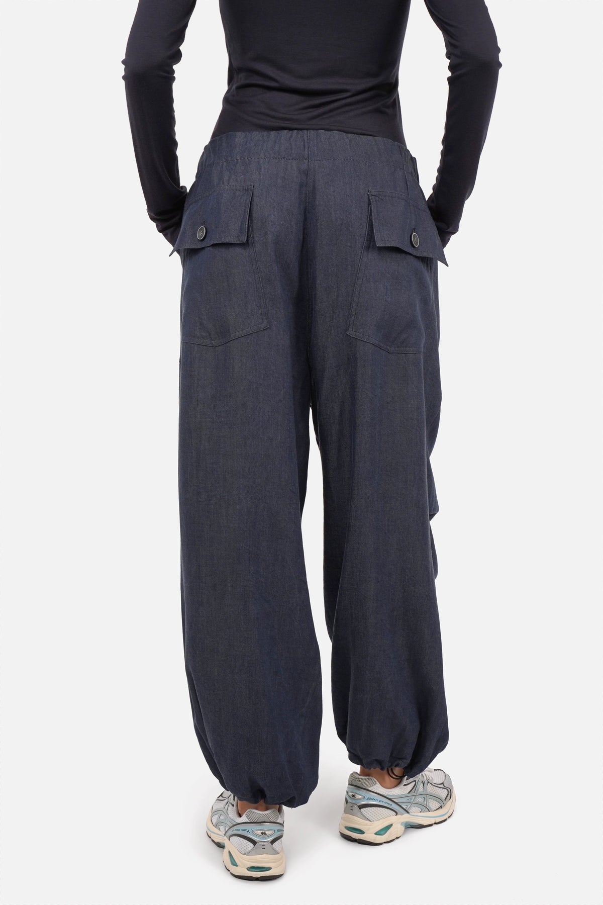 ONIDA Parachute-Cargohose aus weichem Lyocell mit hohem Elastikbund, Kordelzügen, Cargo-Taschen und weiten Beinen.