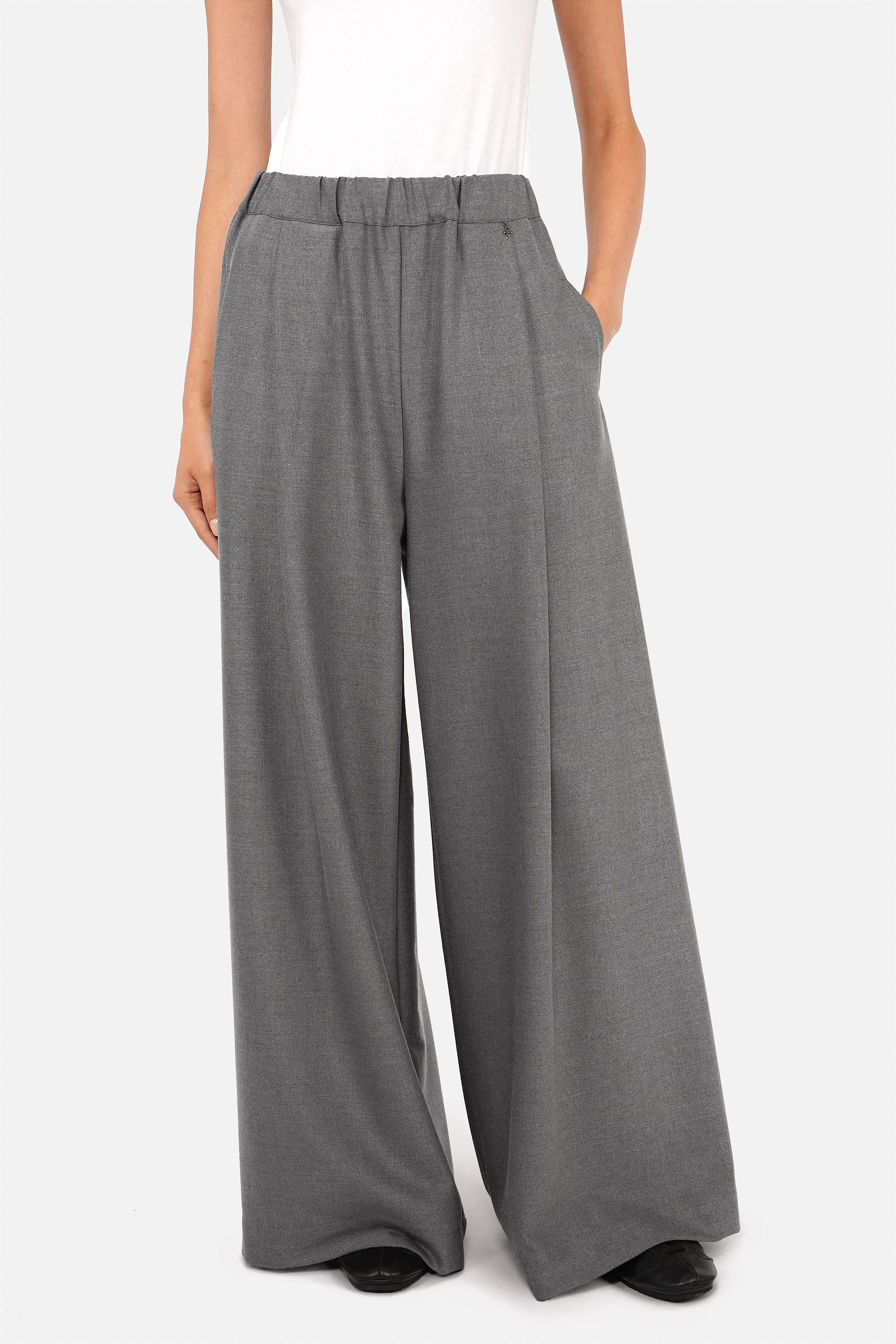 Frau trägt ORELIIA Wide Leg Hose mit elastischem Bund und weiten Beinen in eleganter, fließender Qualität