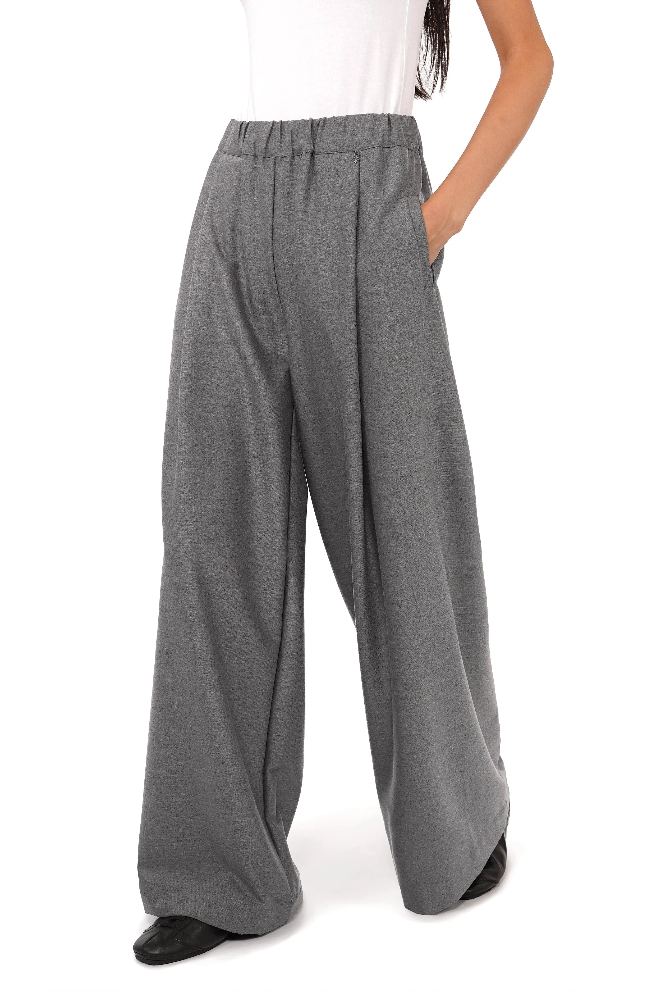 Damen trägt ORELIIA Wide Leg Hose mit weitem Bein und elastischem Bund