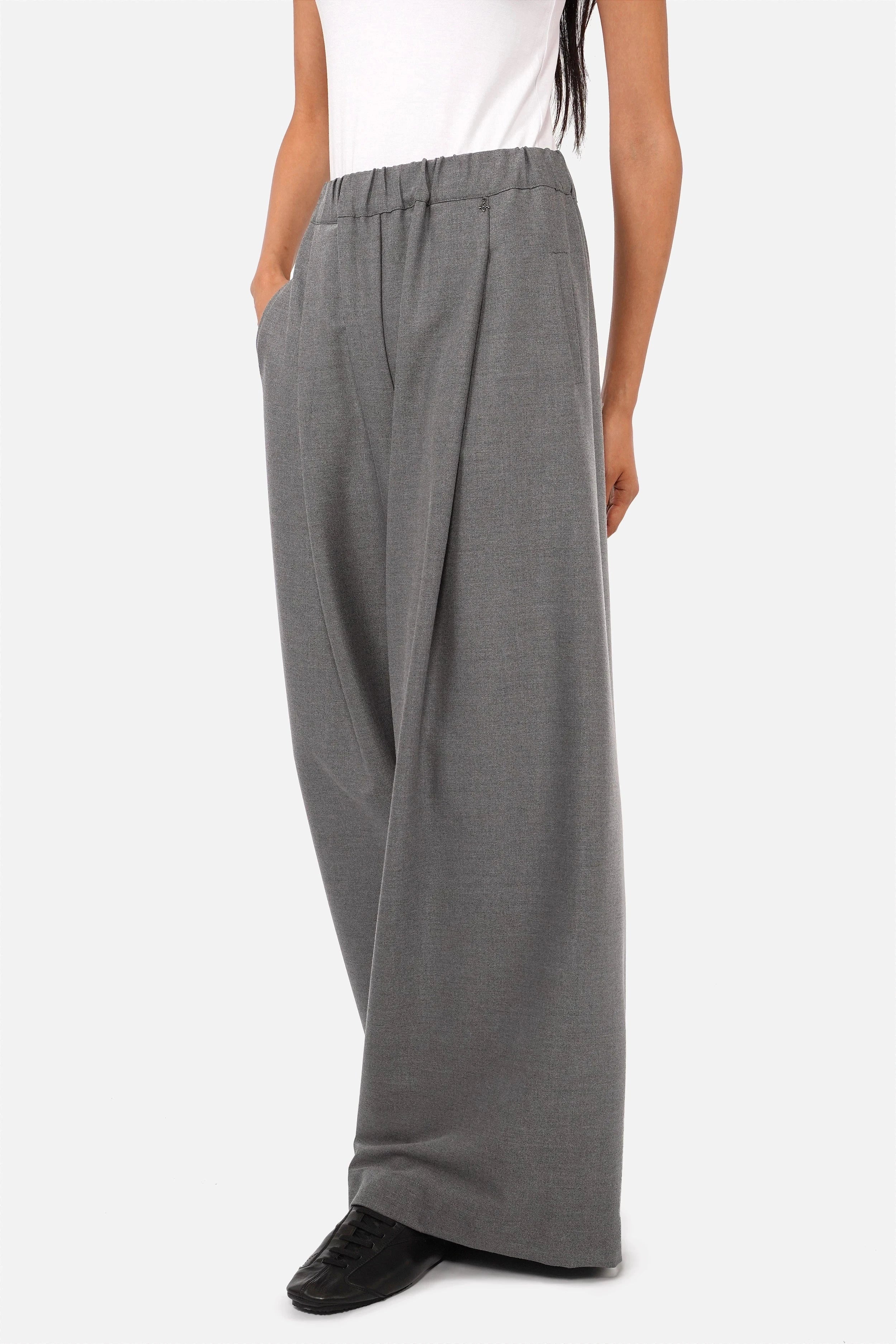 Damen trägt ORELIIA Wide Leg Hose mit weitem Bein und elastischem Bund