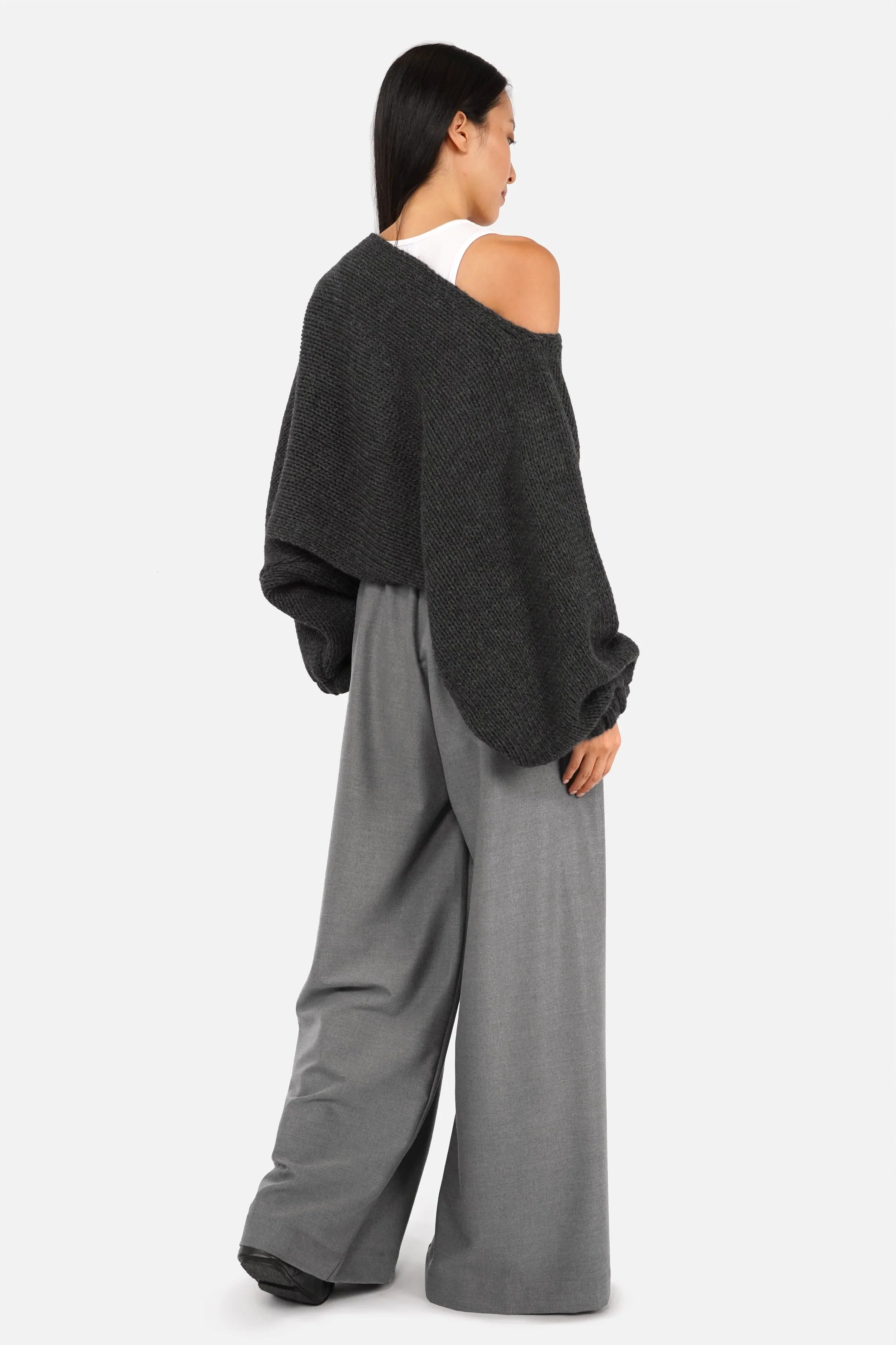 Damen trägt elegante ORELIIA Wide Leg Hose mit weitem Bein und elastischem Bund in Größe S