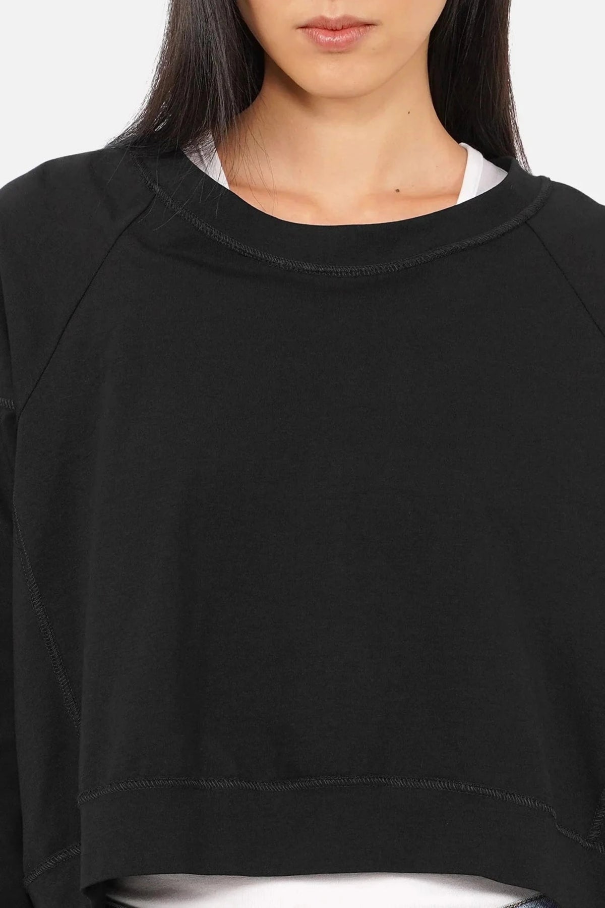 OSASU Cropped Longsleeve aus weicher Baumwolle mit Rundhalsausschnitt und moderner Inside-out-Naht in weiter Kastenform