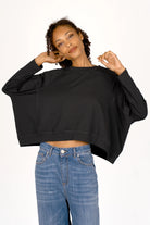 OSASU Cropped Longsleeve in weiter Kastenform mit geschnittenen Kanten und Rundhalsausschnitt aus hochwertiger Baumwolle, schwarz