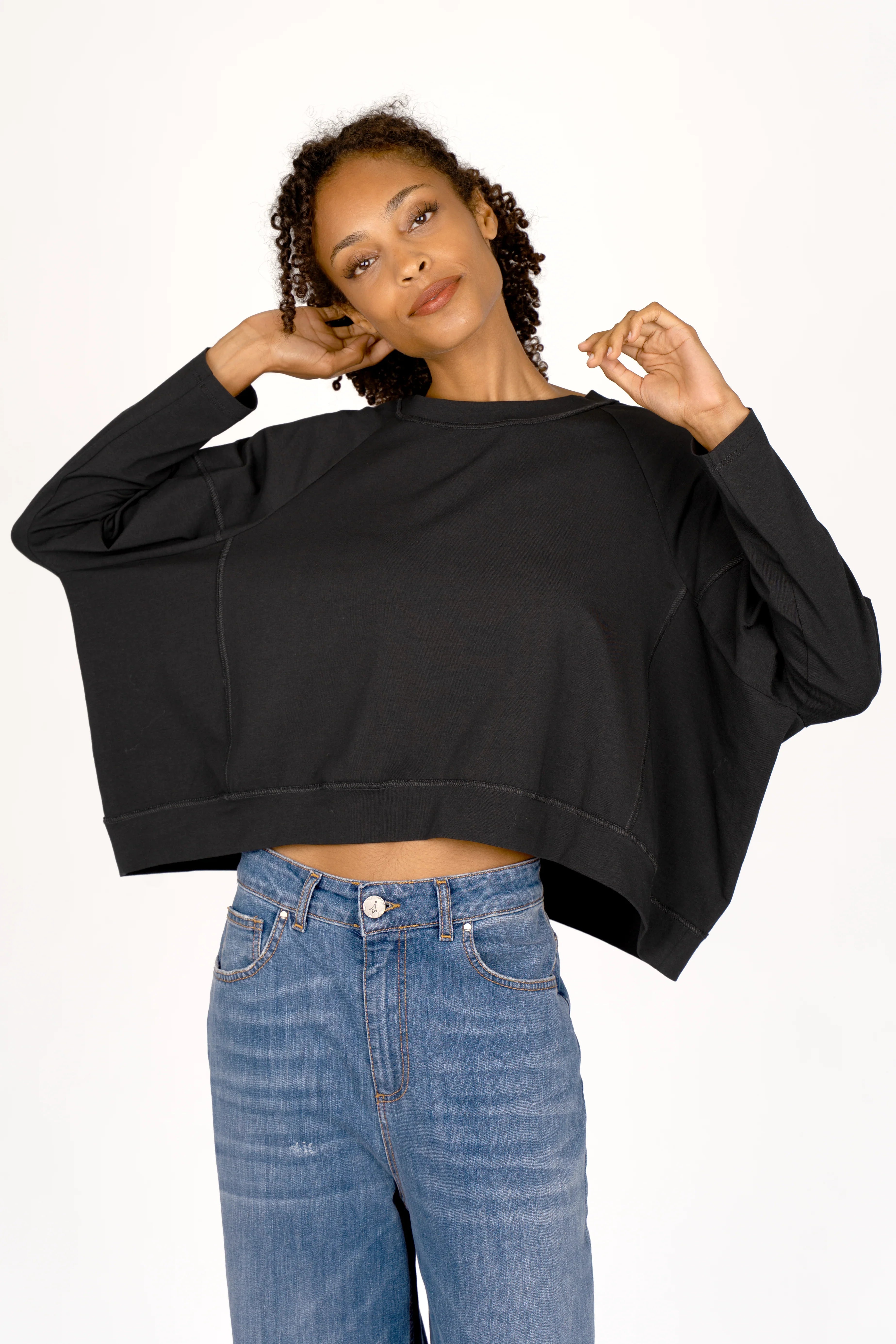 OSASU Cropped Longsleeve in weiter Kastenform mit geschnittenen Kanten und Rundhalsausschnitt aus hochwertiger Baumwolle, schwarz