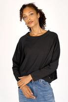 Schwarzes OSASU Cropped Longsleeve mit weitem Rundhalsausschnitt und locker fallender Kastenform aus weicher Baumwolle