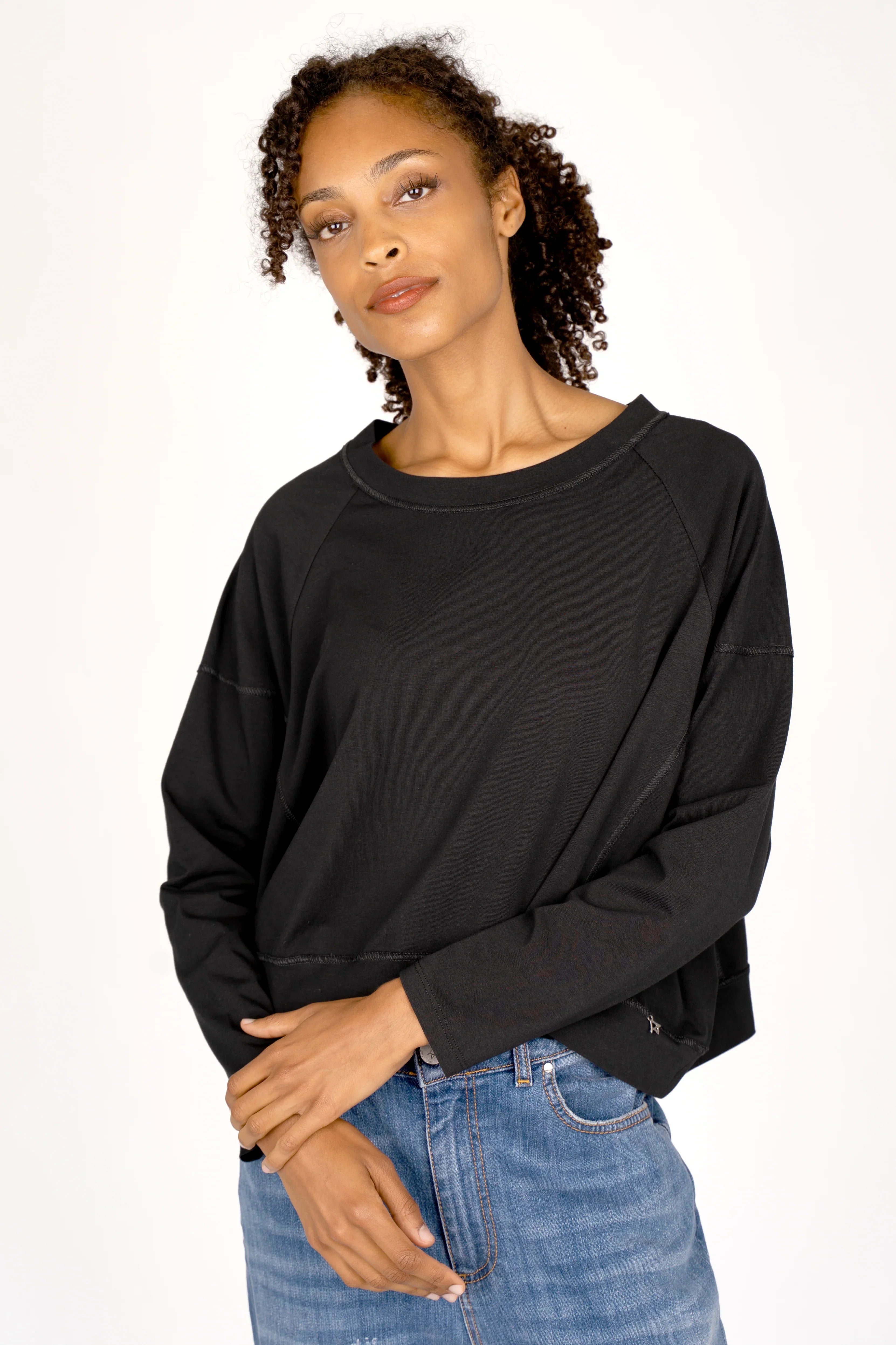 Schwarzes OSASU Cropped Longsleeve mit weitem Rundhalsausschnitt und locker fallender Kastenform aus weicher Baumwolle