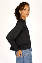 Schwarzes OSASU Cropped Longsleeve mit weitem Rundhalsausschnitt und überschnittenen Schultern in lockerer Kastenform aus Baumwolle