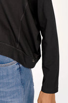 Schwarzes OSASU Cropped Longsleeve mit weitem Rundhalsausschnitt und Kastenform aus hochwertiger Baumwolle