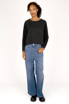 OSASU Cropped Longsleeve schwarzes Shirt mit weitem Rundhalsausschnitt, geschnittenen Kanten und lockerer Kastenform aus weicher Baumwolle