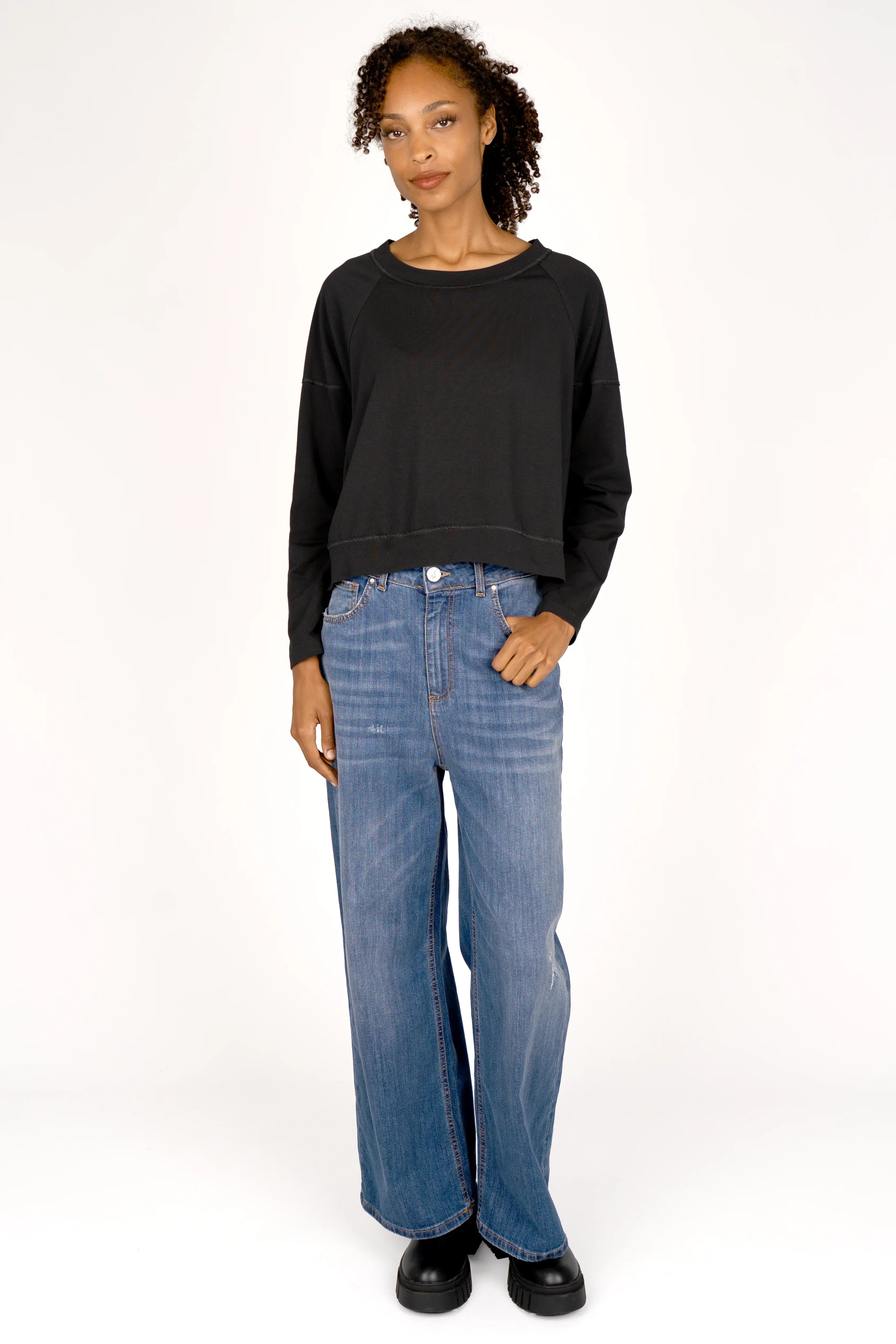 OSASU Cropped Longsleeve schwarzes Shirt mit weitem Rundhalsausschnitt, geschnittenen Kanten und lockerer Kastenform aus weicher Baumwolle