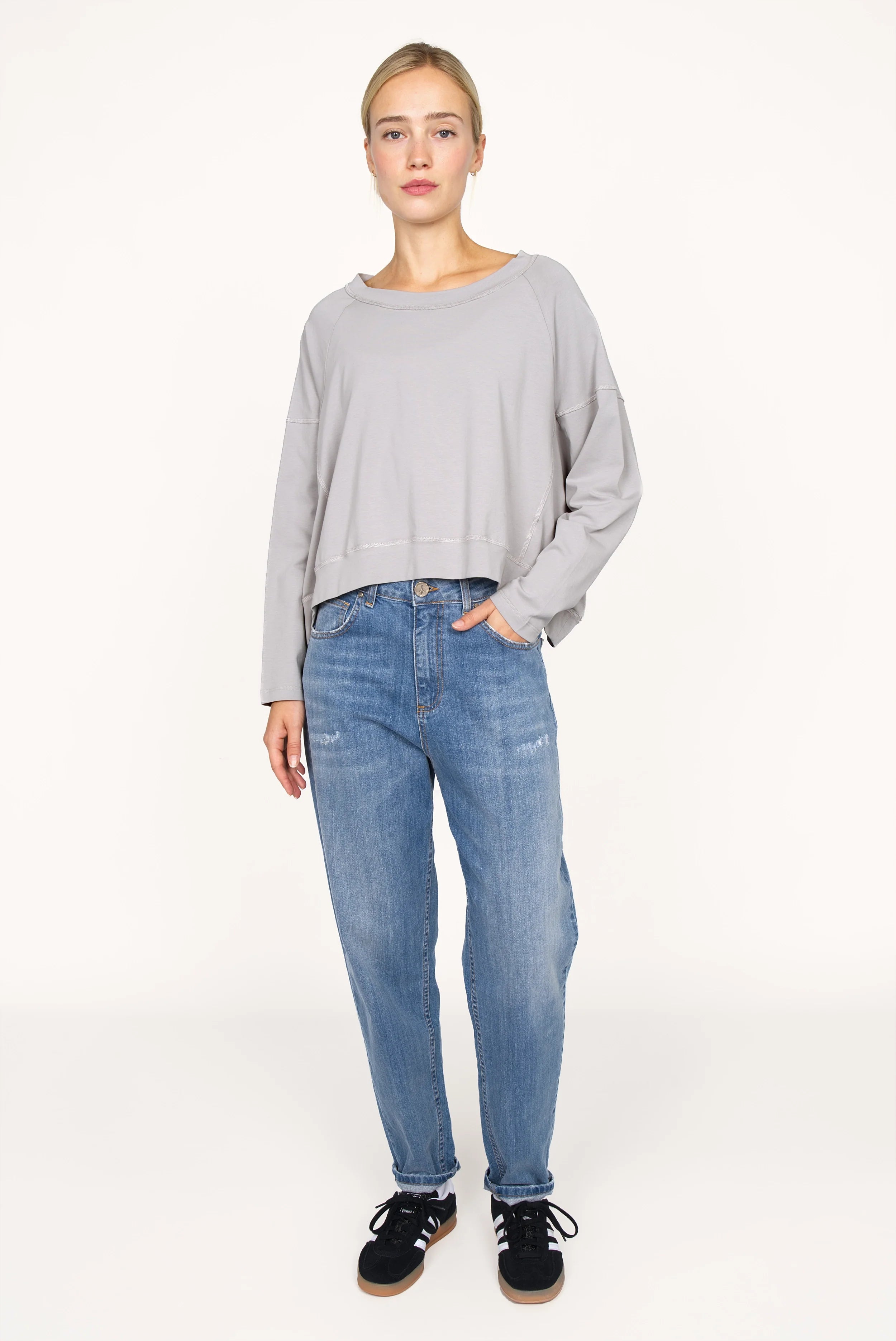 OSASU Cropped Longsleeve in weiter Kastenform mit weitem Rundhalsausschnitt und geschnittenen Kanten aus weicher Baumwolle