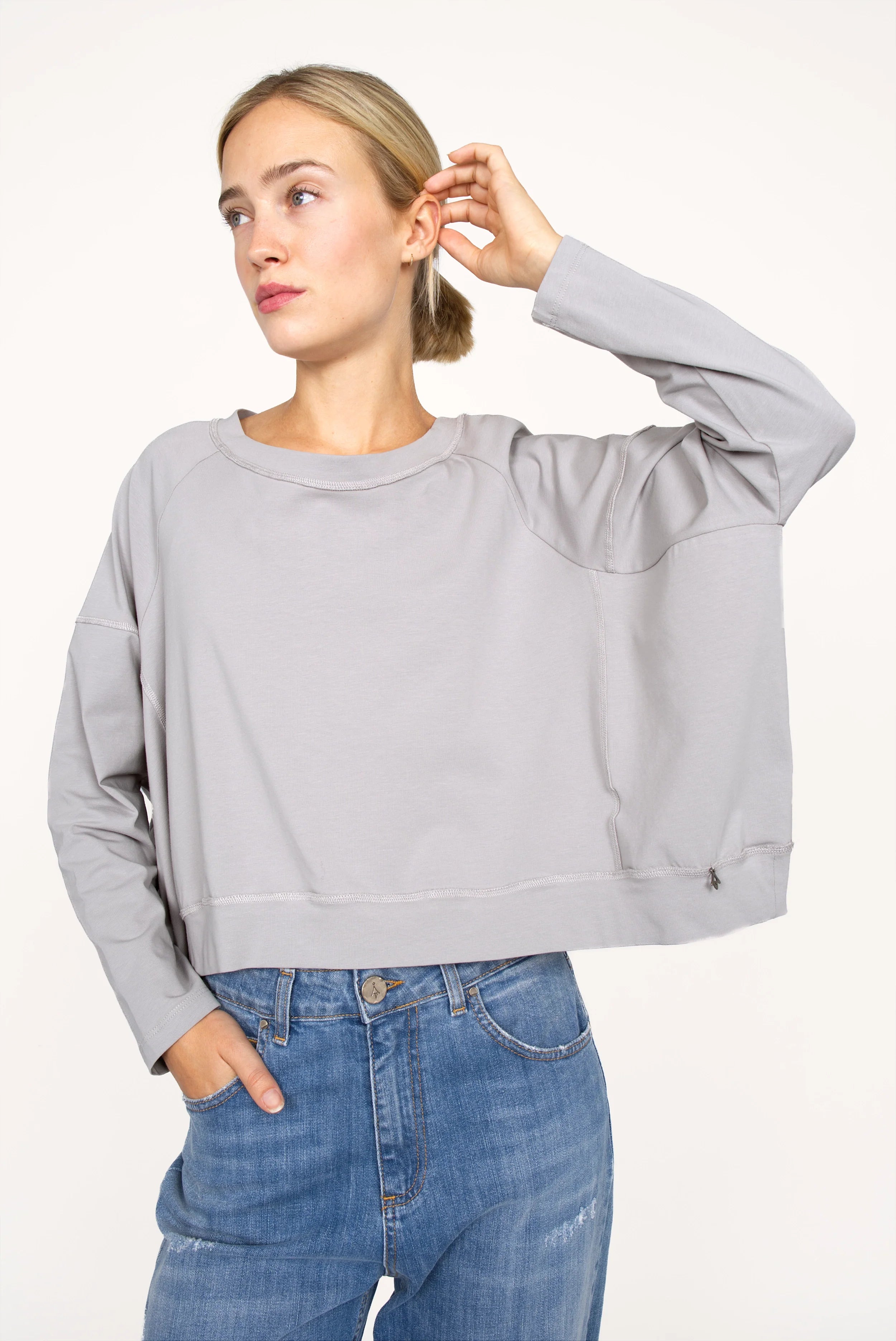 OSASU Cropped Longsleeve in weiter Kastenform mit weitem Rundhalsausschnitt und angeschnittenen Schultern aus hochwertiger Baumwolle