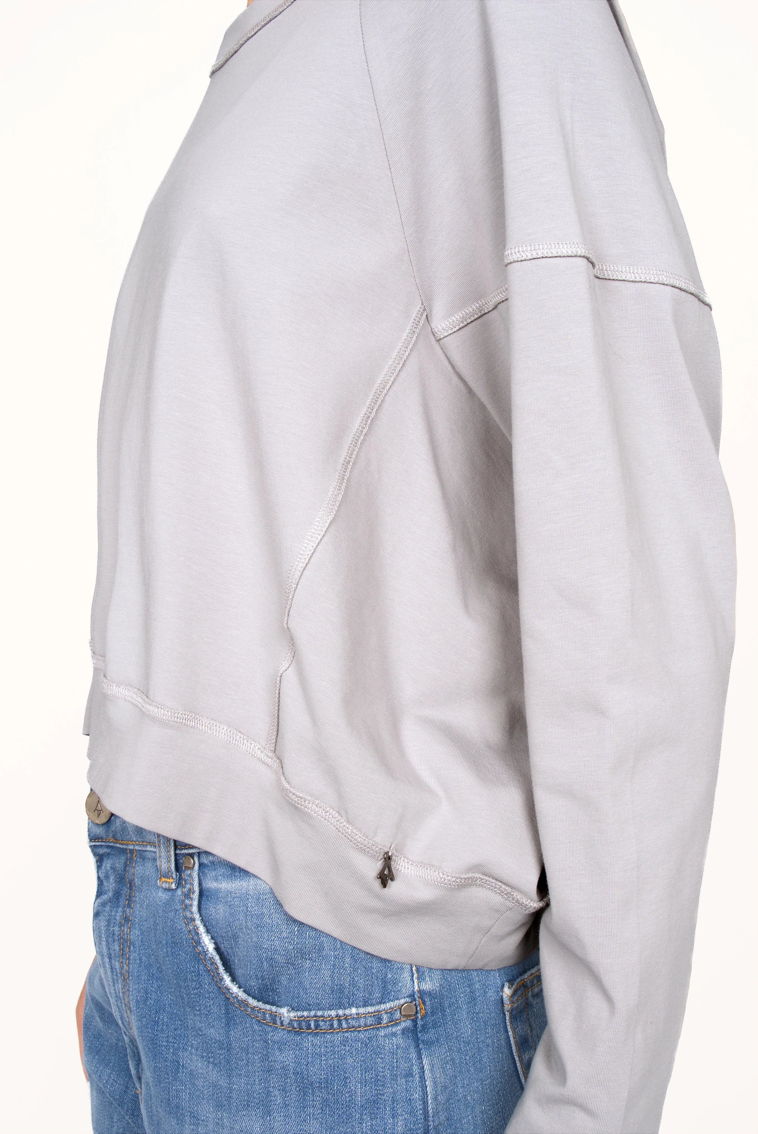 OSASU Cropped Longsleeve in leichter Kastenform mit weitem Rundhalsausschnitt und geschnittenen Kanten aus hochwertiger Baumwolle