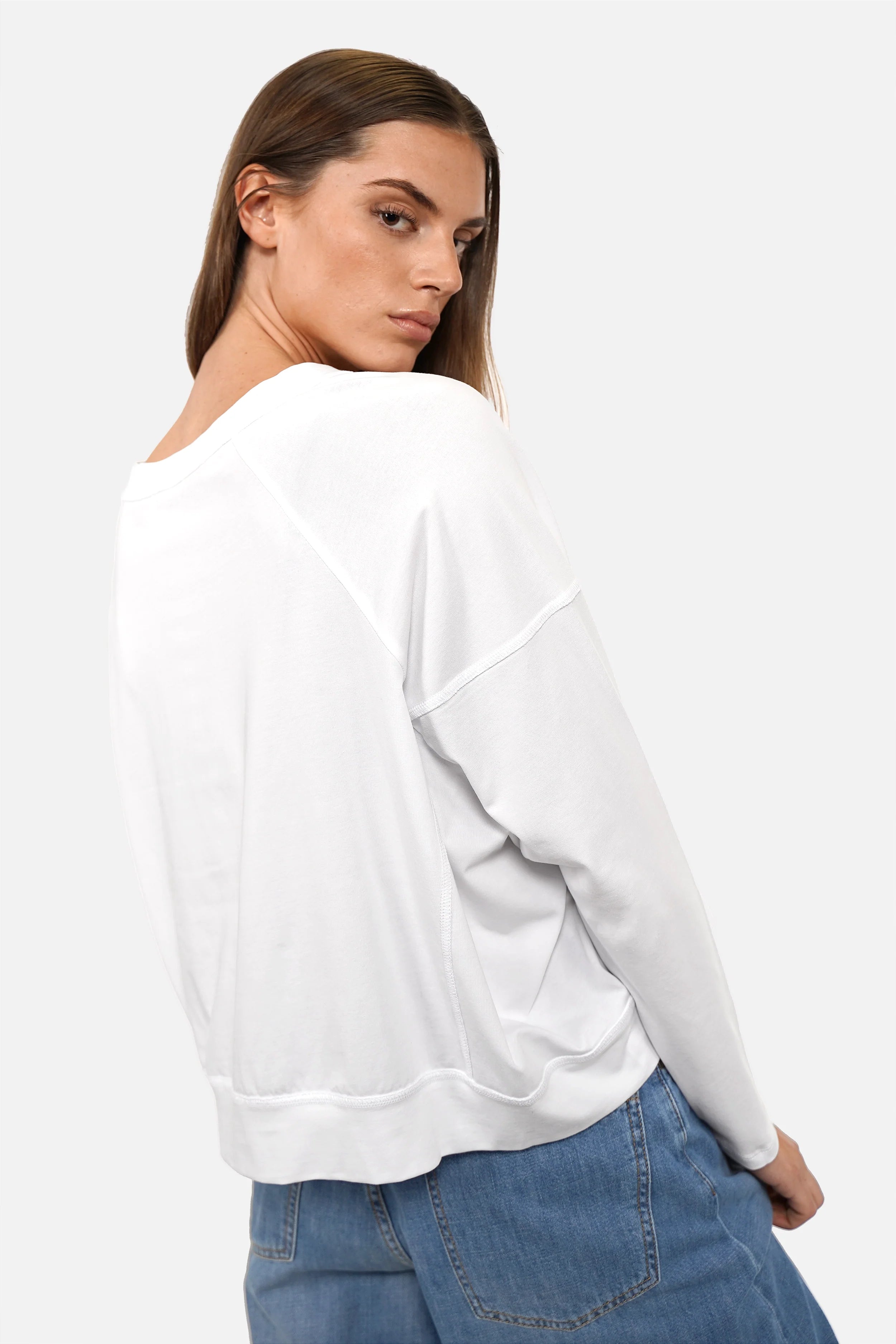 OSASU Cropped Longsleeve locker fallendes Shirt mit weitem Rundhalsausschnitt und geschnittenen Kanten aus hochwertiger Baumwolle