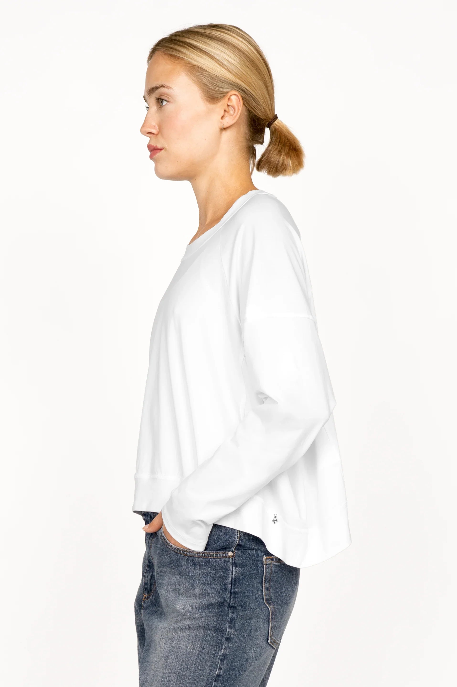 Weißes OSASU Cropped Longsleeve mit weiter Kastenform und Rundhalsausschnitt aus hochwertiger Baumwolle