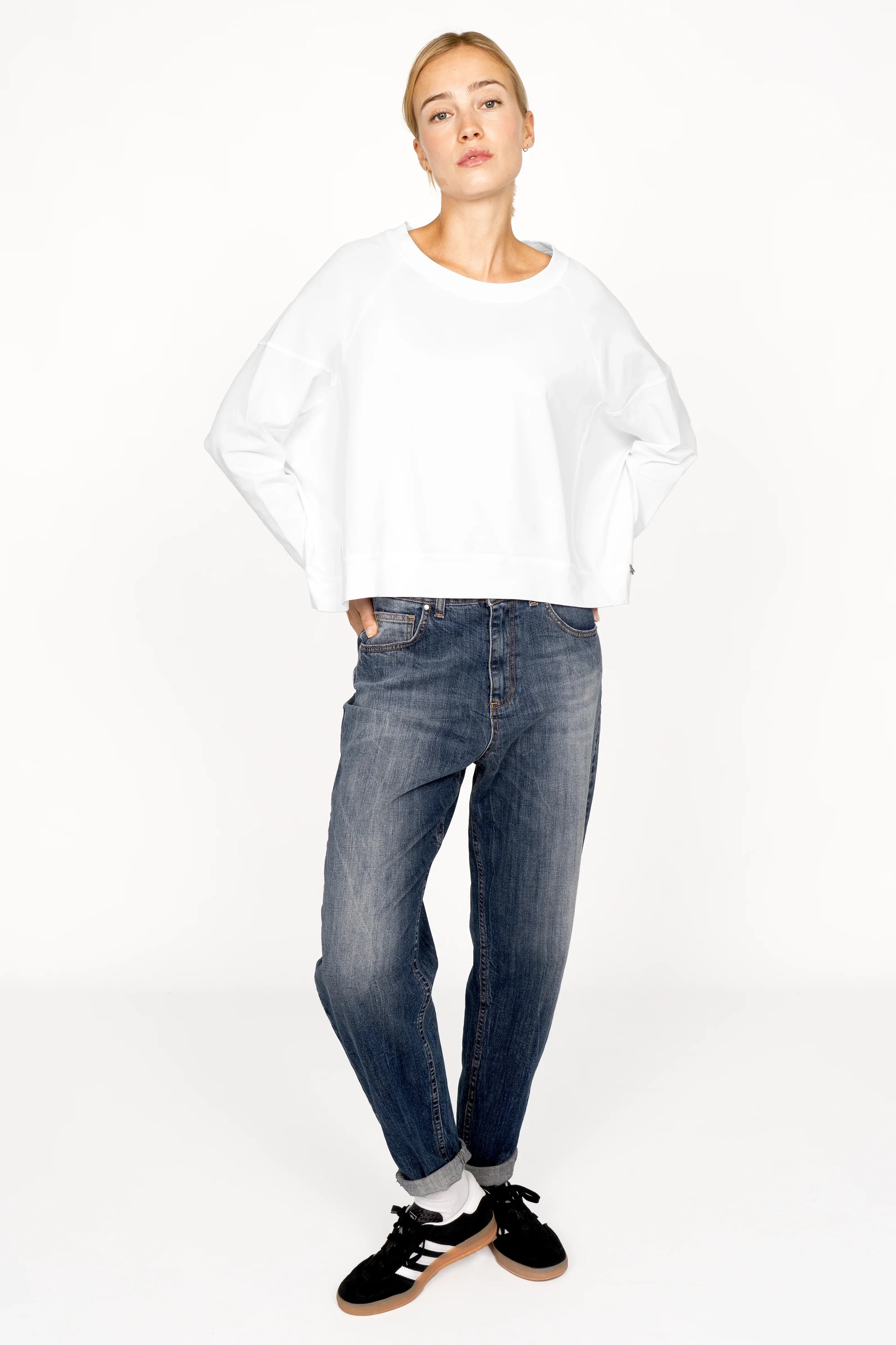 OSASU Cropped Longsleeve weißes locker geschnittenes Damen-Shirt mit weitem Rundhalsausschnitt und Cropped-Schnitt