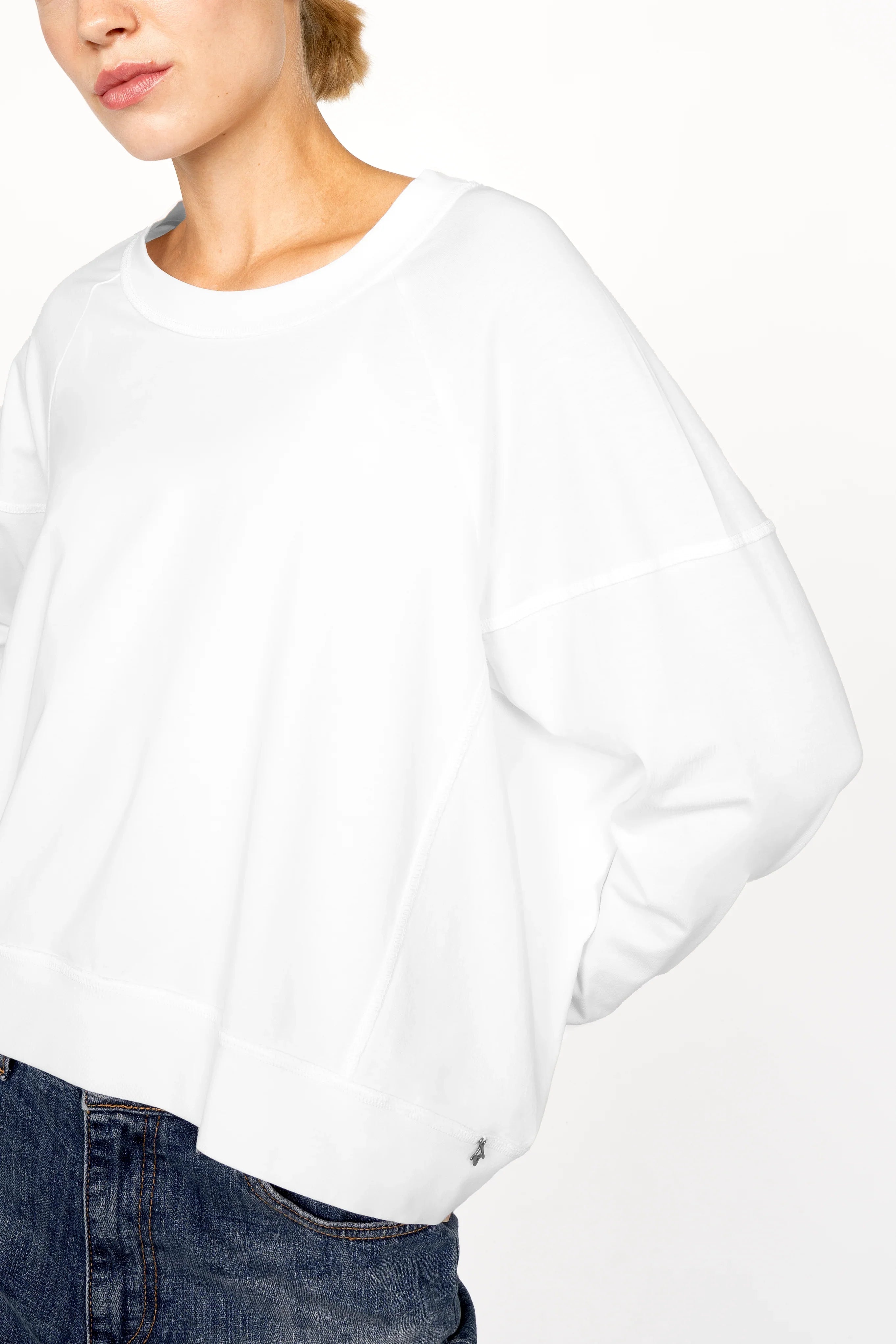 Weißes OSASU Cropped Longsleeve mit weitem Rundhalsausschnitt und lockerer Kastenform aus weicher Baumwolle