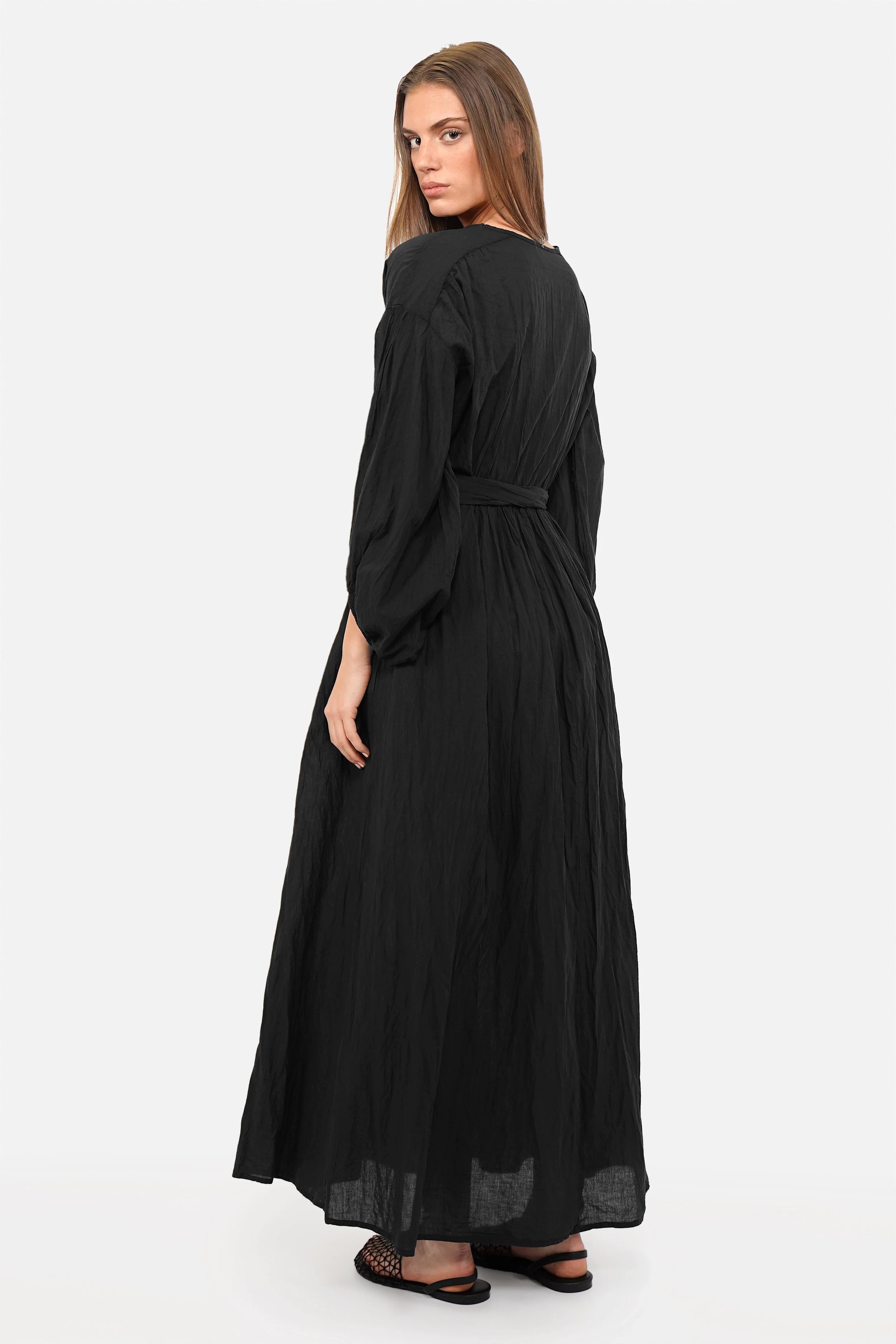 Elegantes OSEFA Crinkle Maxikleid aus weicher Baumwolle mit V-Ausschnitt, Ballonärmeln und Bindegürtel in Maxi-Länge