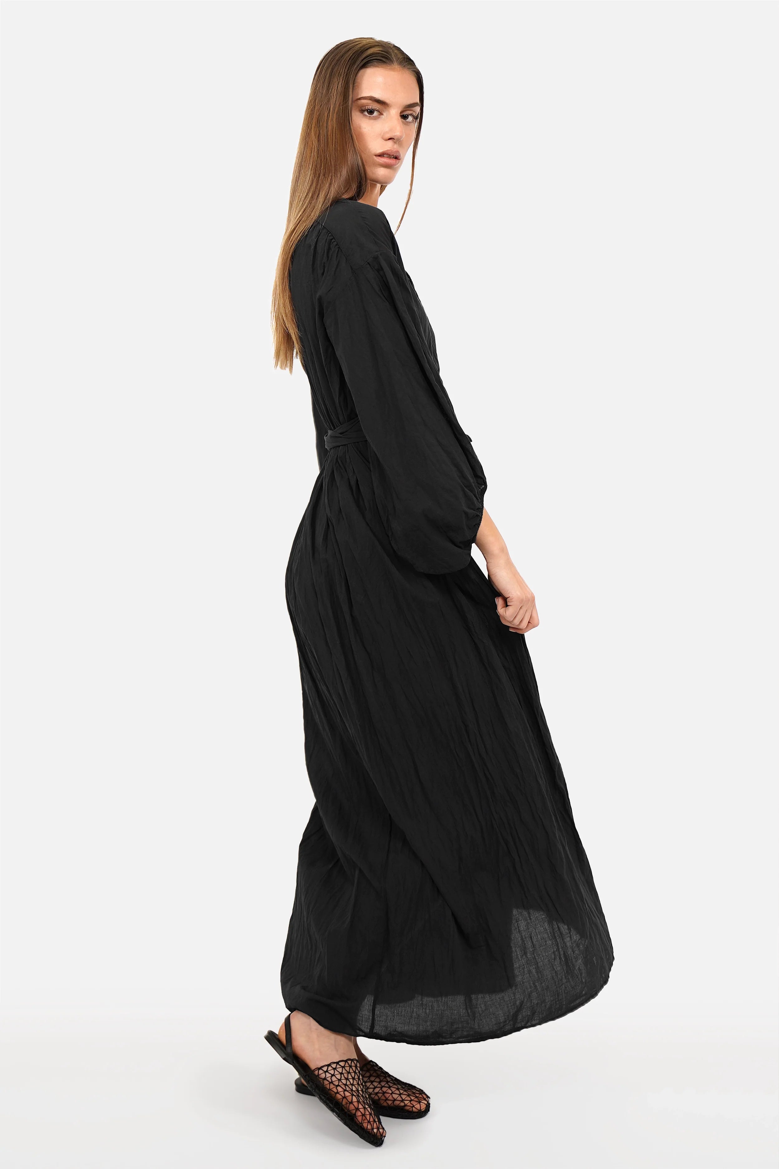 OSEFA Crinkle Maxikleid aus weicher Baumwolle mit V-Ausschnitt, Ballonärmeln, Bindegürtel und Volantrock in Maxi-Länge