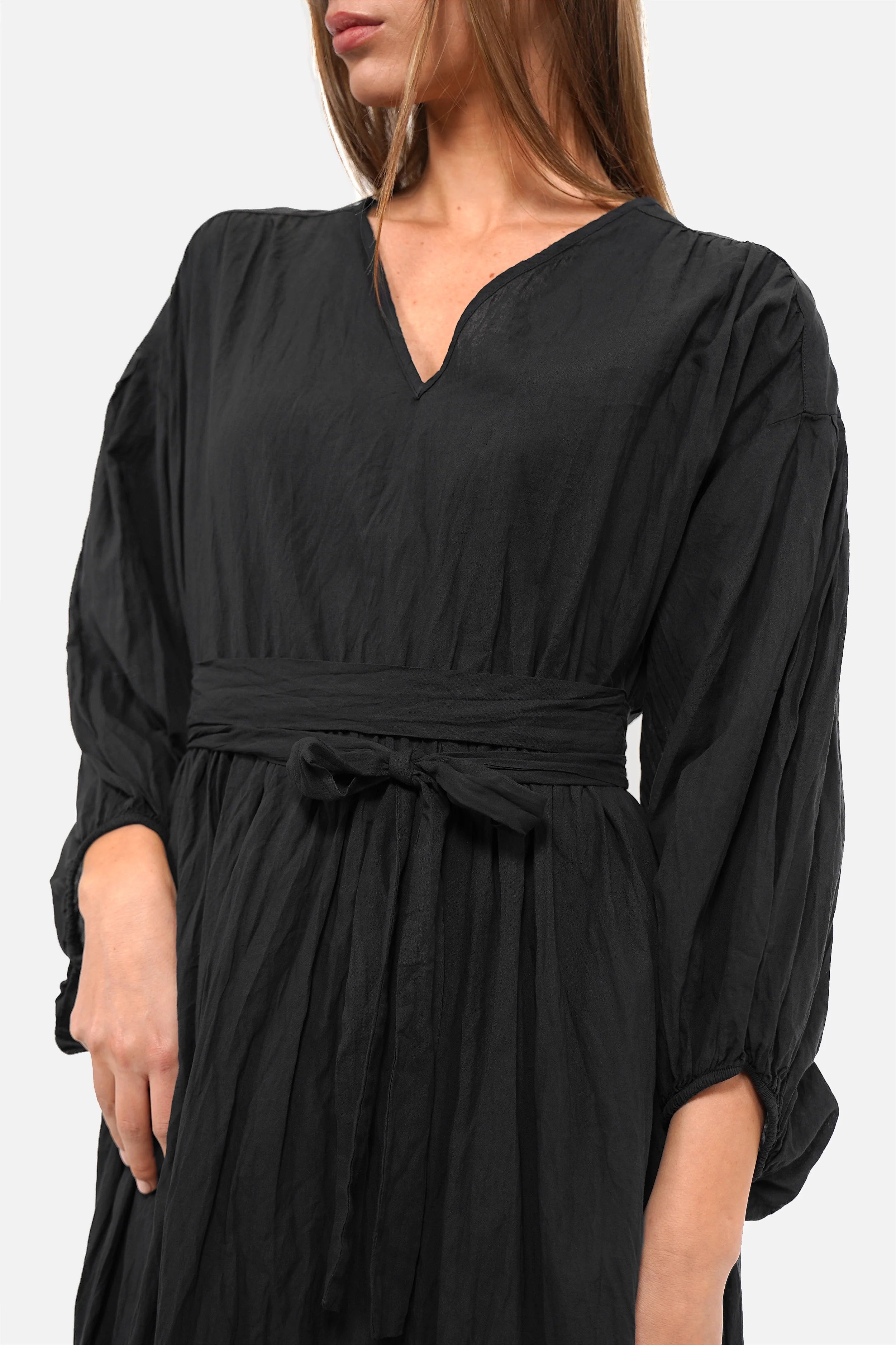 OSEFA Crinkle Maxikleid aus Baumwolle mit V-Auschnitt, Ballonärmeln und Volantrock in Maxi Länge