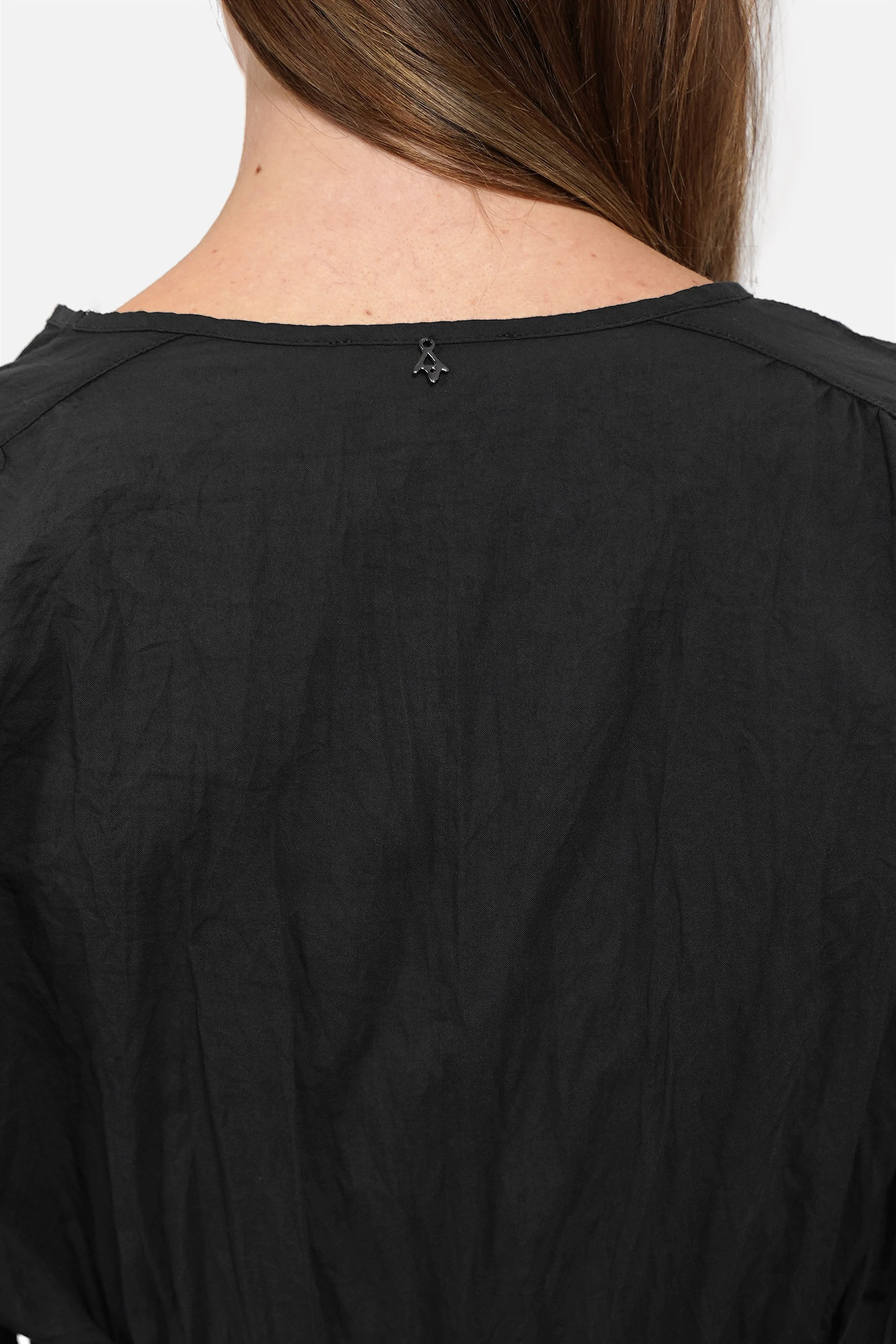 OSEFA Crinkle Maxikleid aus Baumwolle mit V-Ausschnitt, Ballonärmeln und Bindegürtel in Maxi Länge