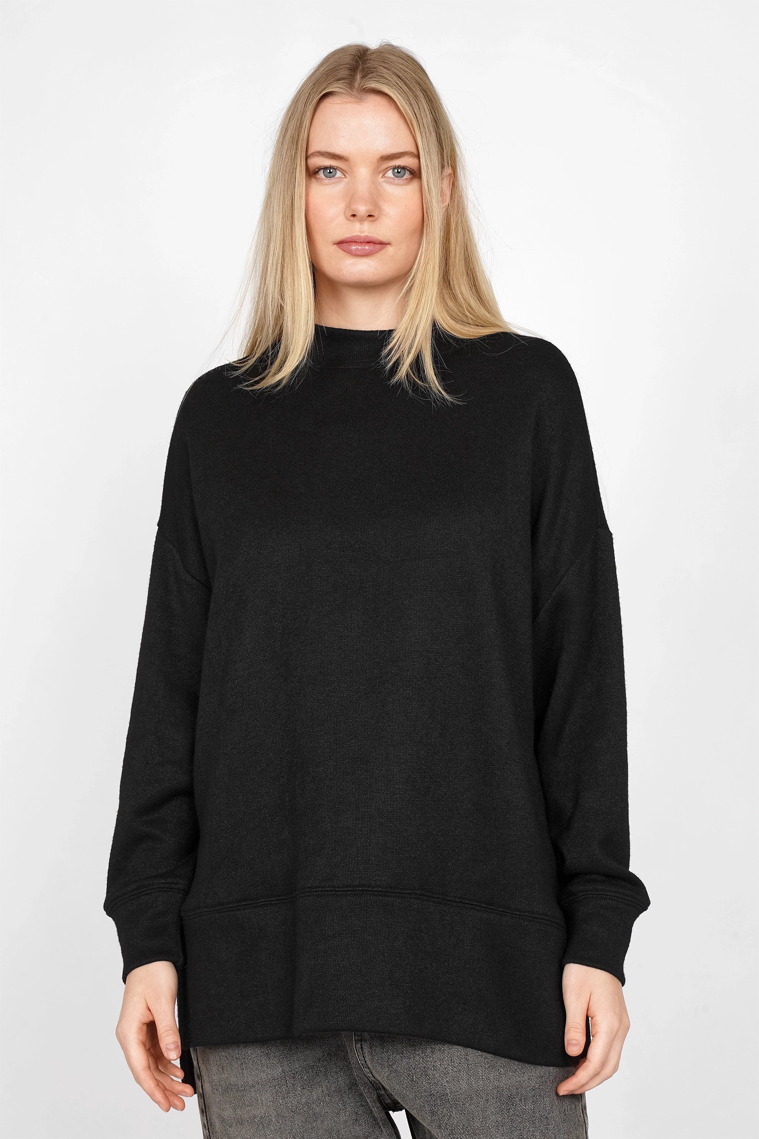 PATI.K Oberteil aus softem Feinstrick in Schwarz mit relaxed fit und überschnittenen Schultern