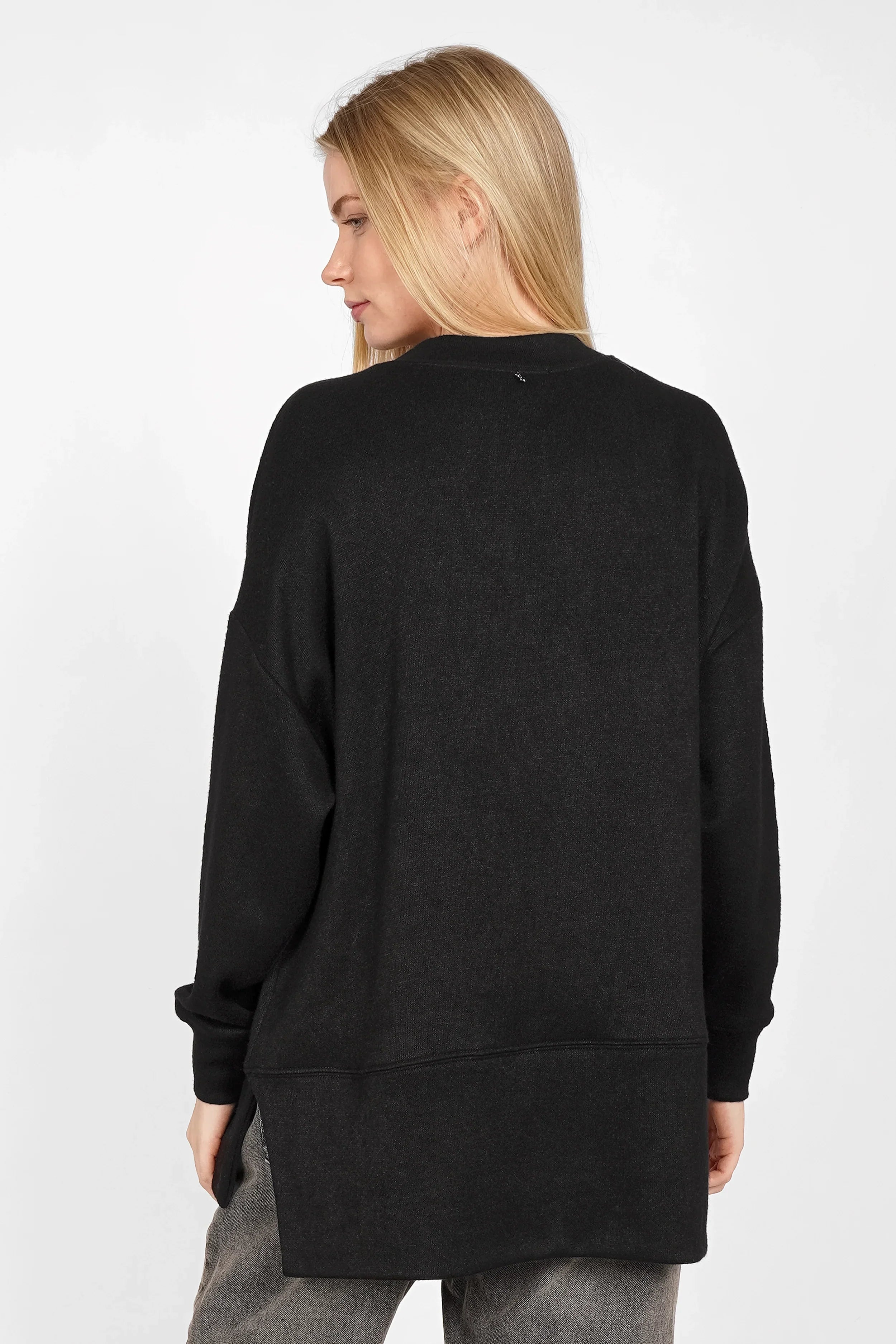 PATI.K Oberteil aus weichem Feinstrick mit relaxed fit und überschnittenen Schultern, seitlichen Schlitzen und verlängertem Rückteil in Schwarz